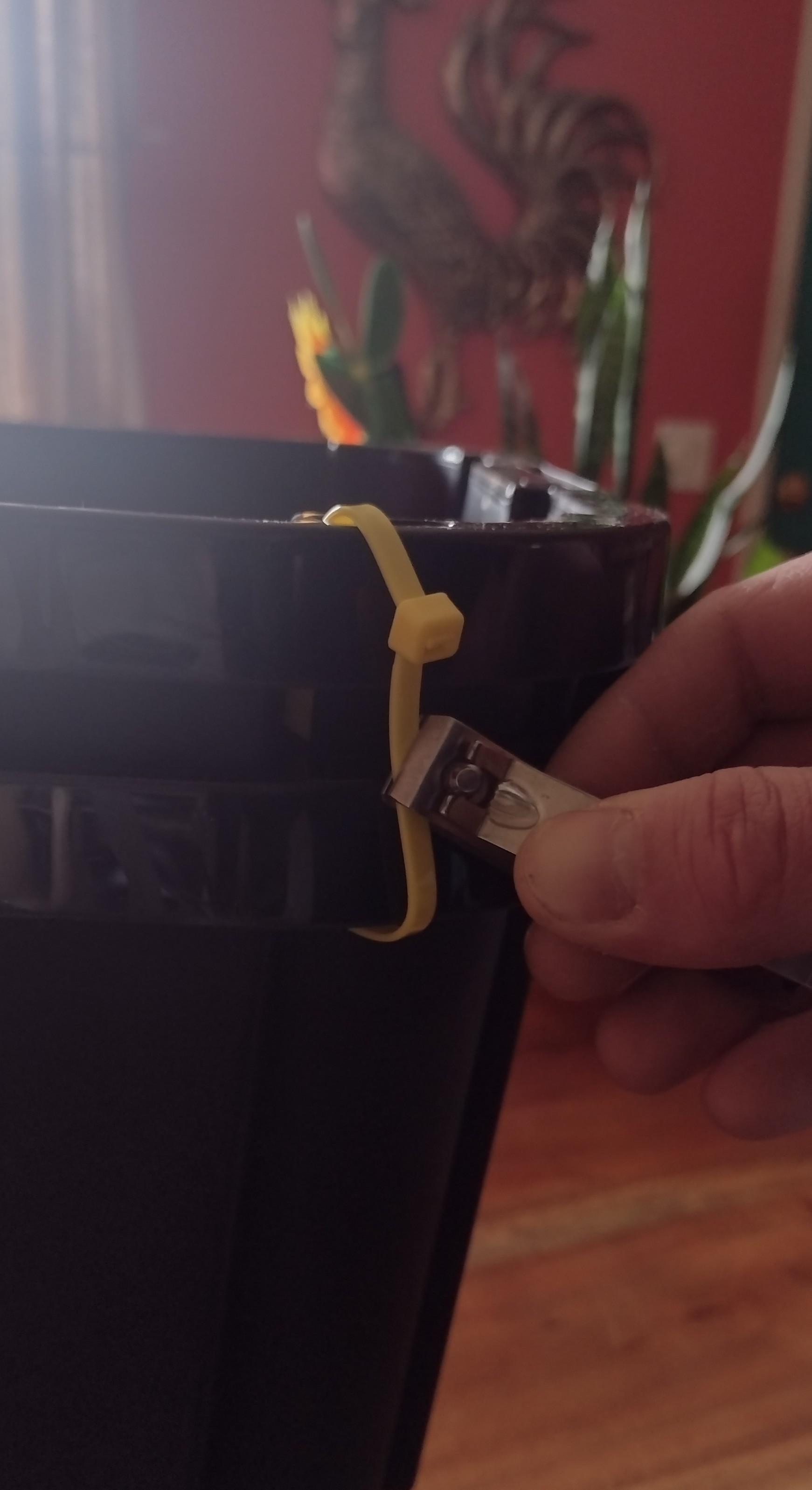 [lifehacks] Nail clippers are far superior to scissors and knives for