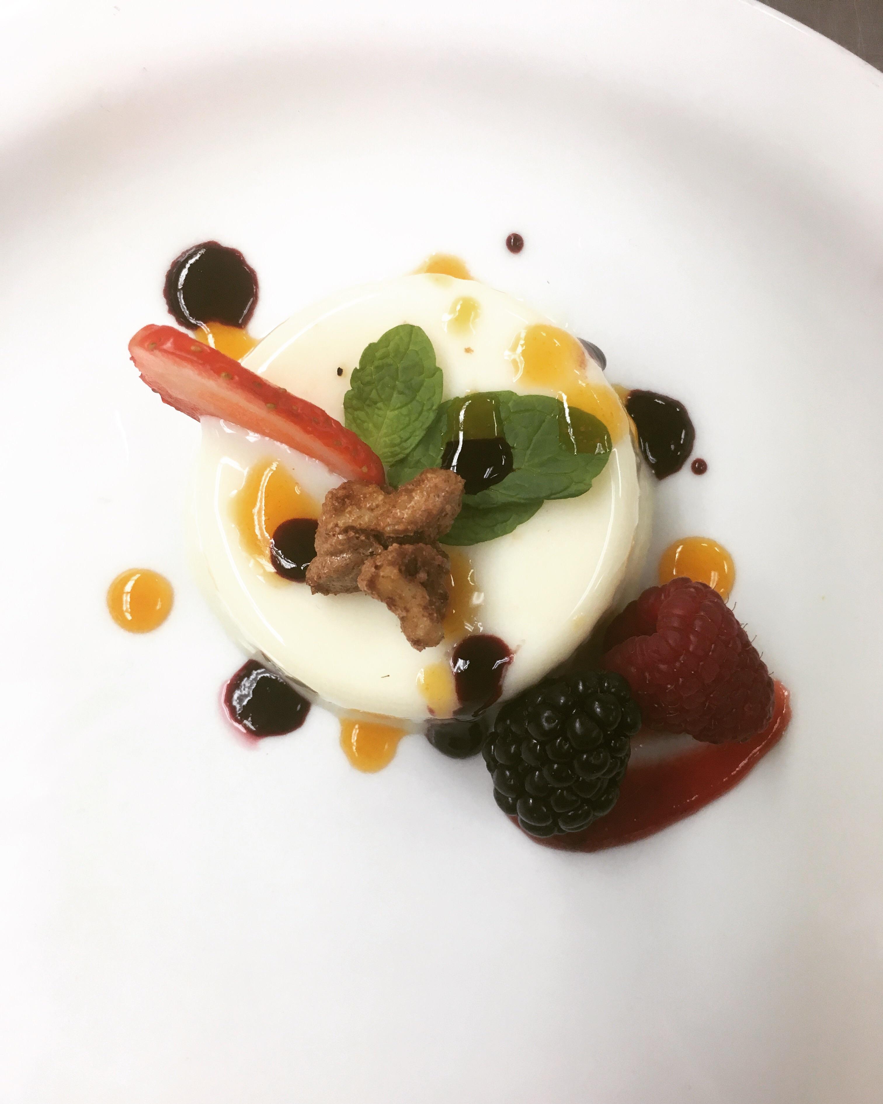 [Homemade] Panna Cotta with Blueberry and Apricot coulis. Candied