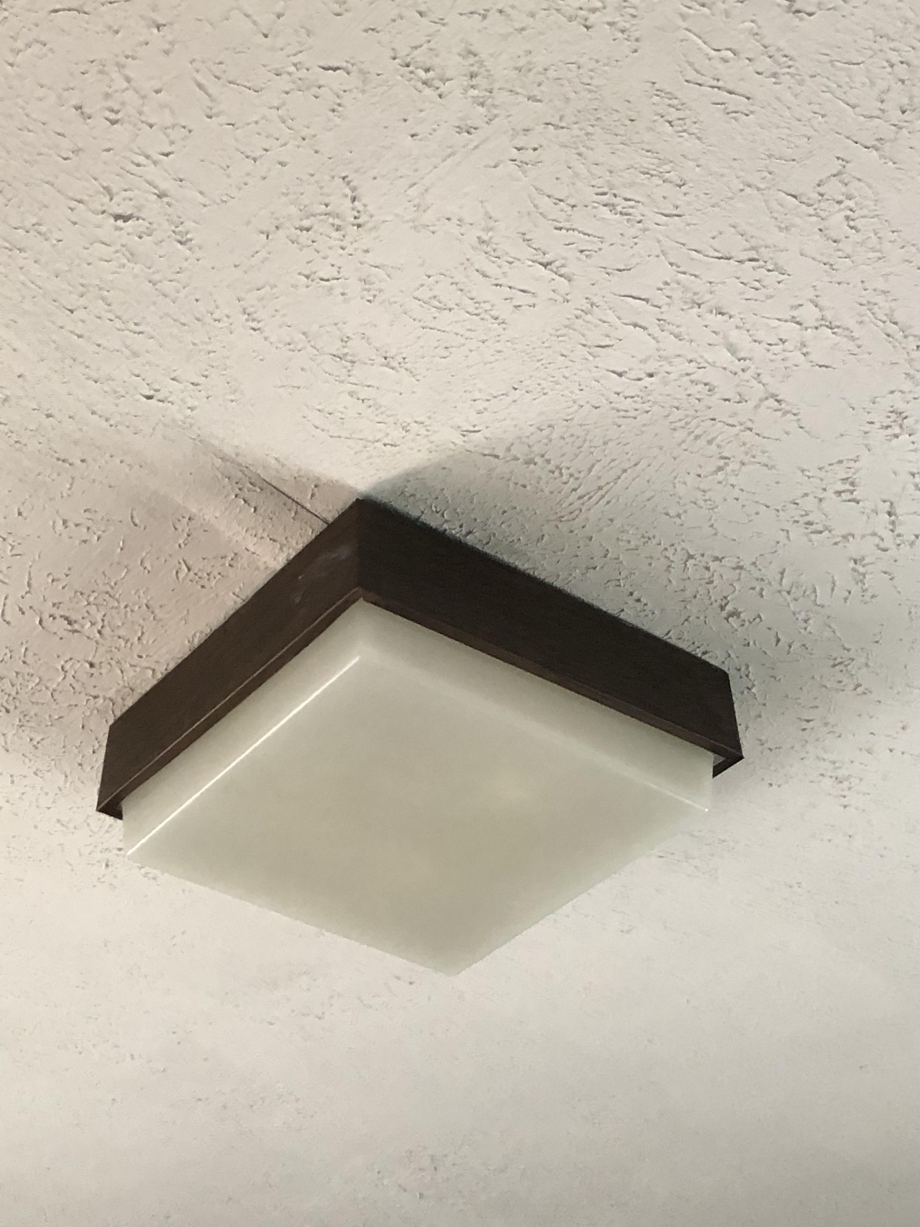 How do I unscrew this fixture? Moved into new house and I’m guessing