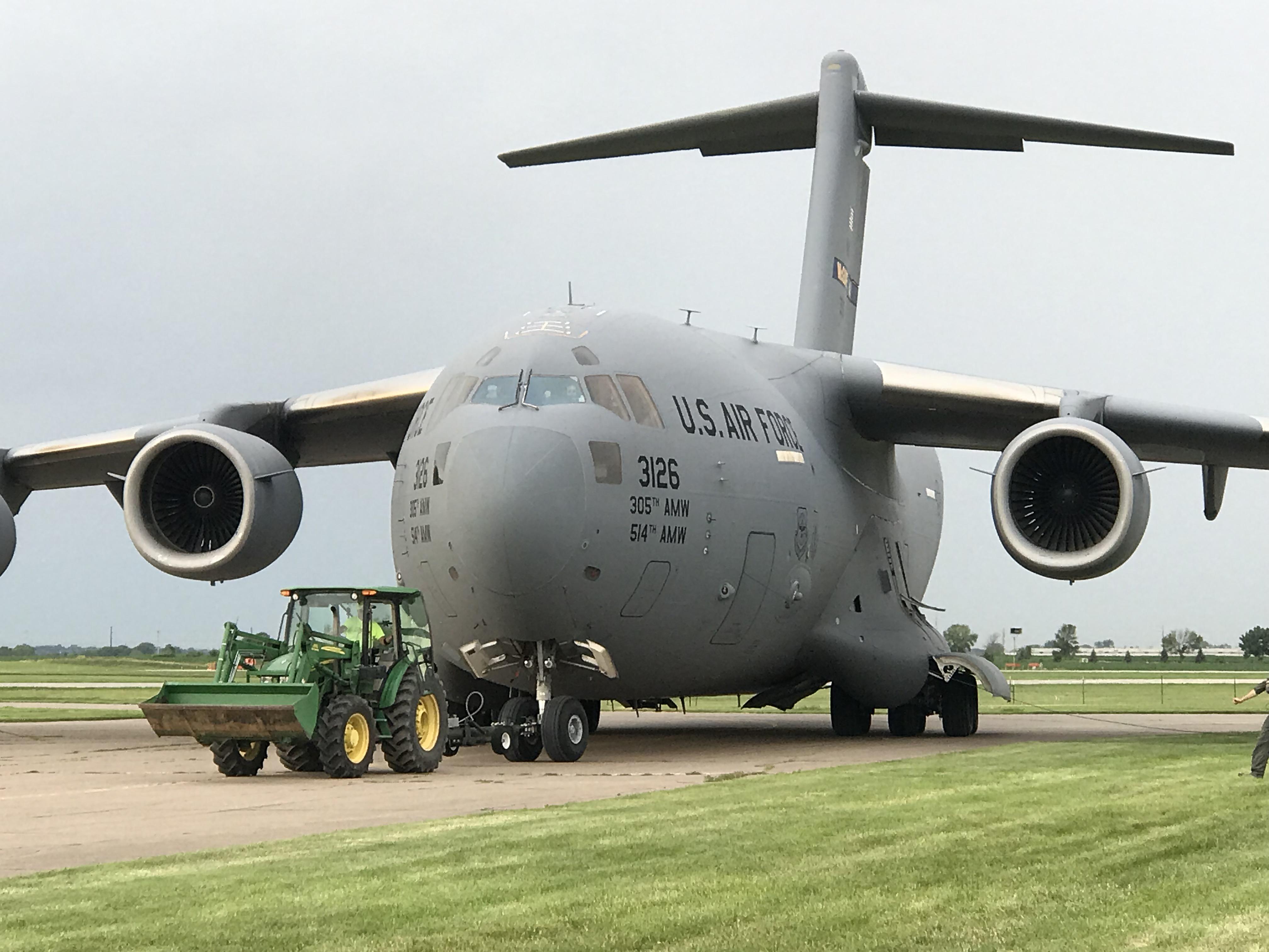 The most “Iowa” thing happened at the airshow this weekend r/Iowa