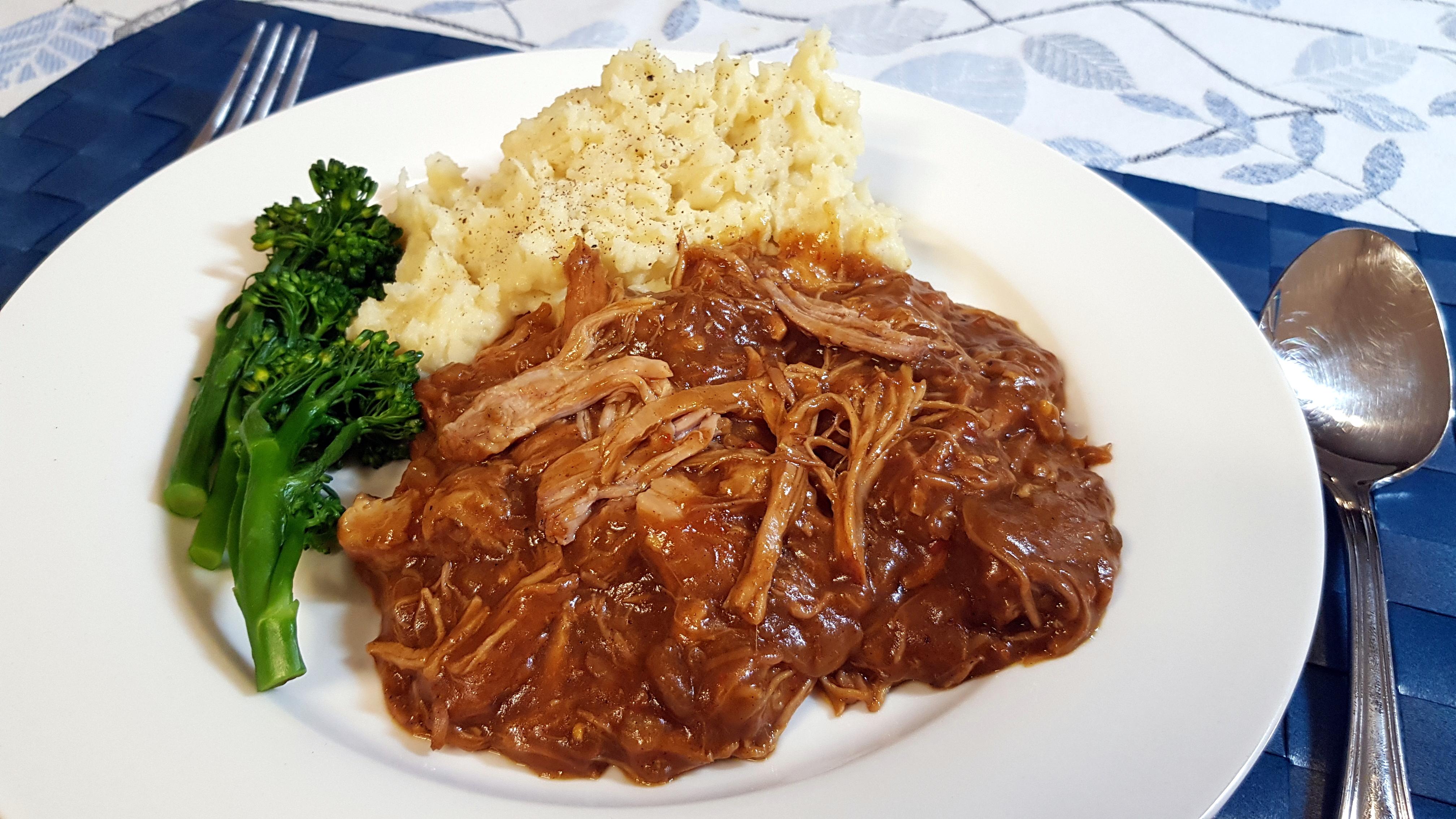 [Homemade] Japanese Curry pulled pork with mashed potatoes r/food