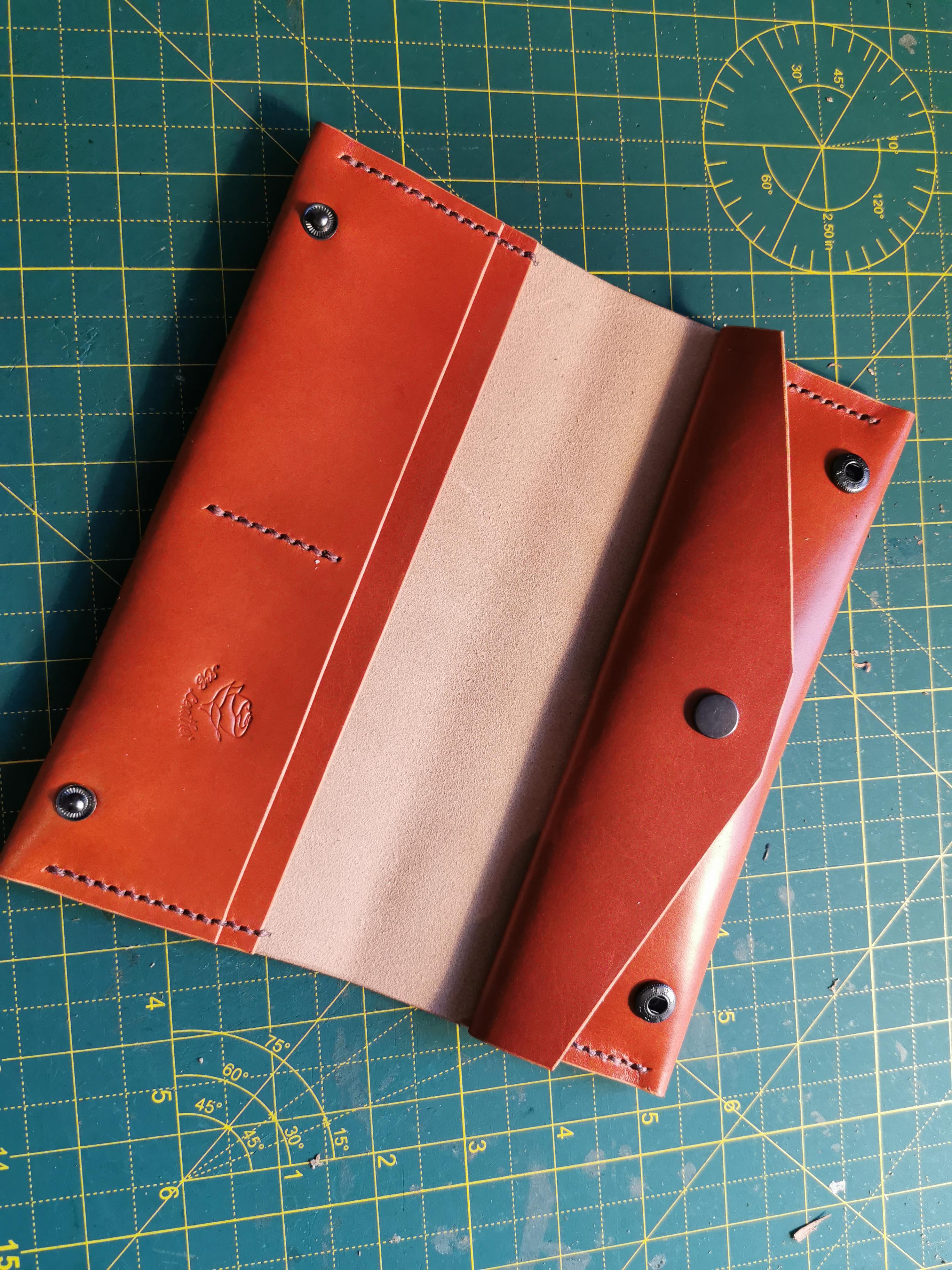 Purse designed by my wife r/Leatherworking