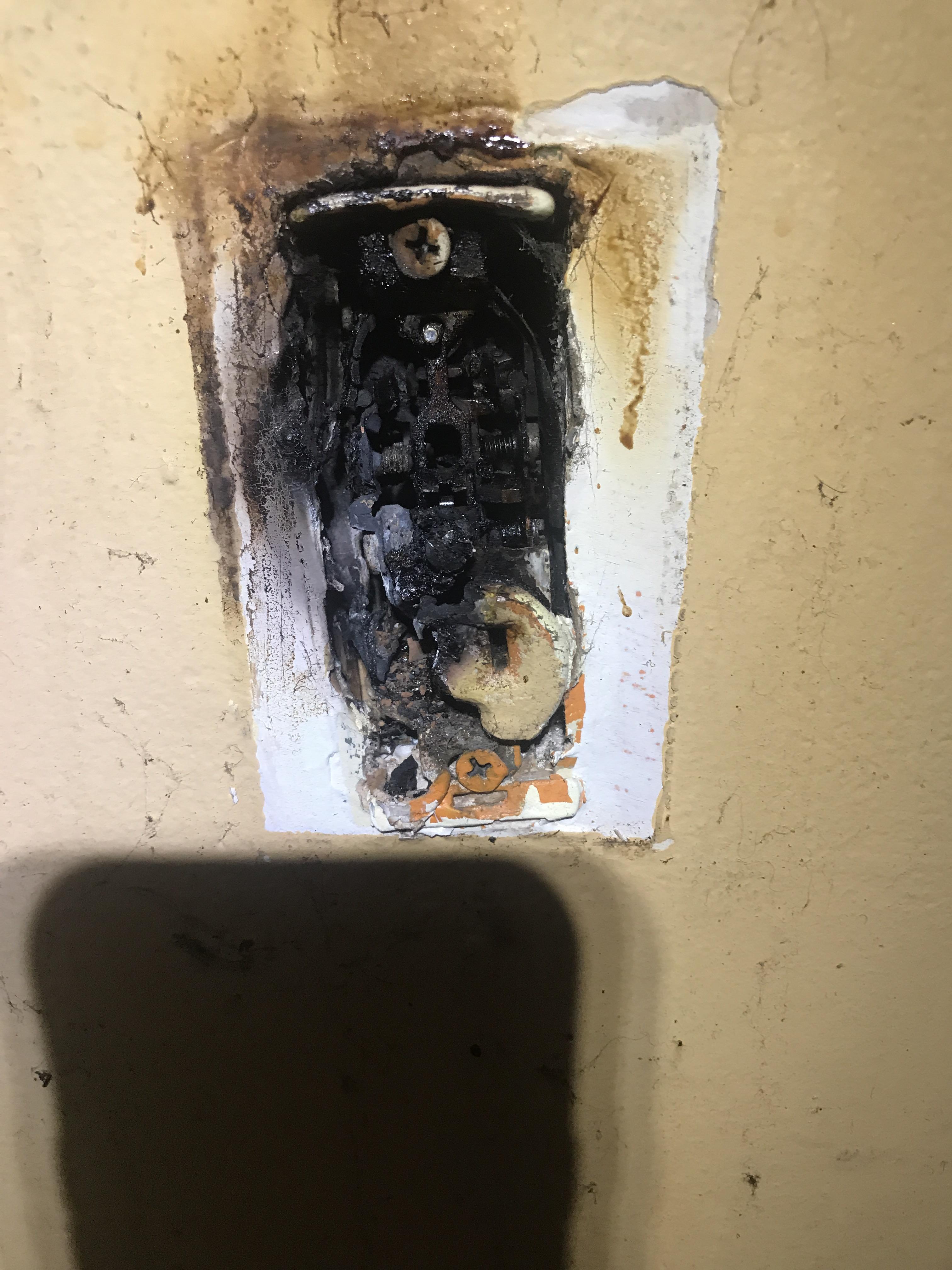Outlet "backstab" connectors - why are they hated? : r/electricians