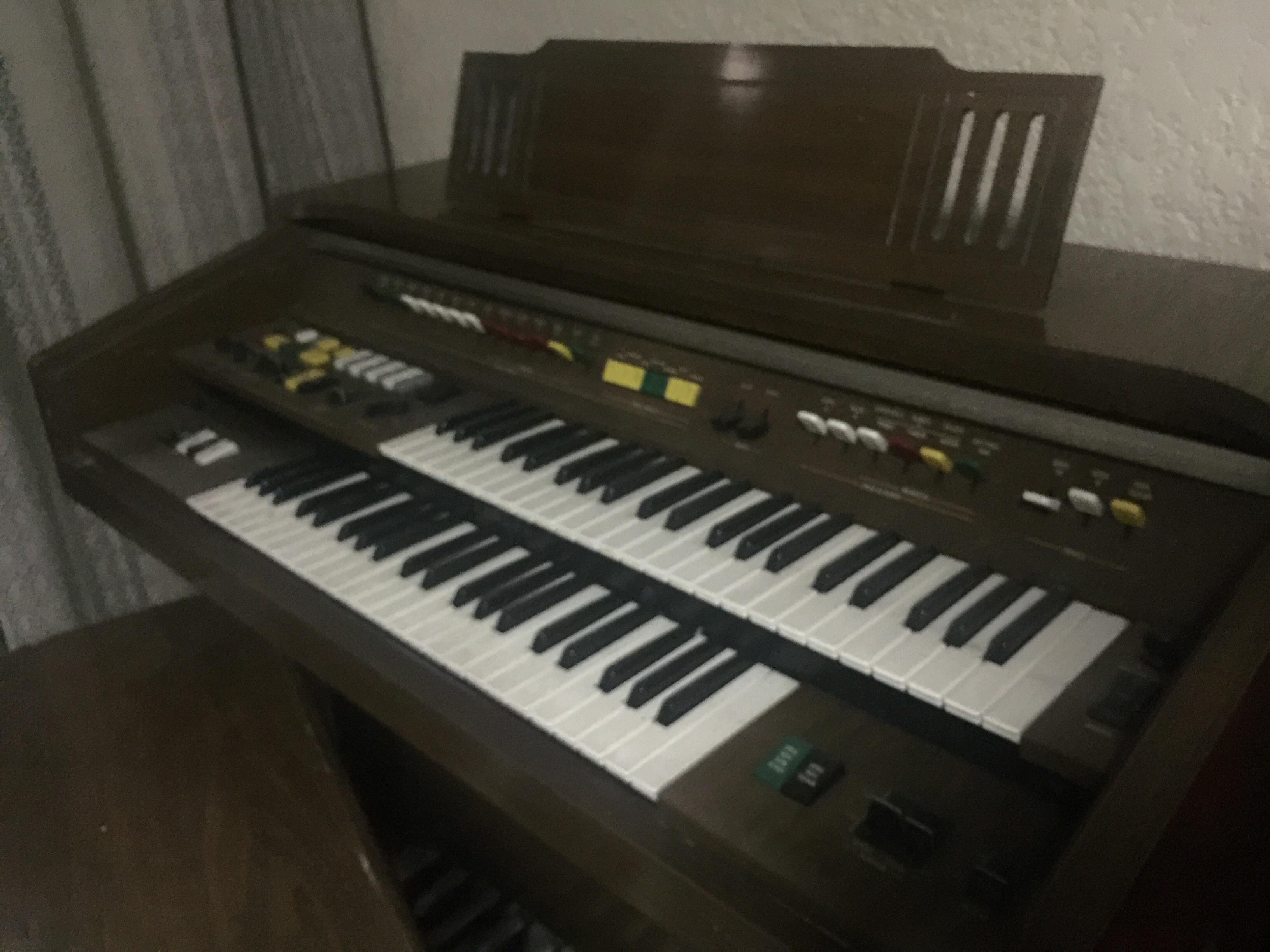 Saw this broken synth at my friend's place. It's Yamaha but idk what