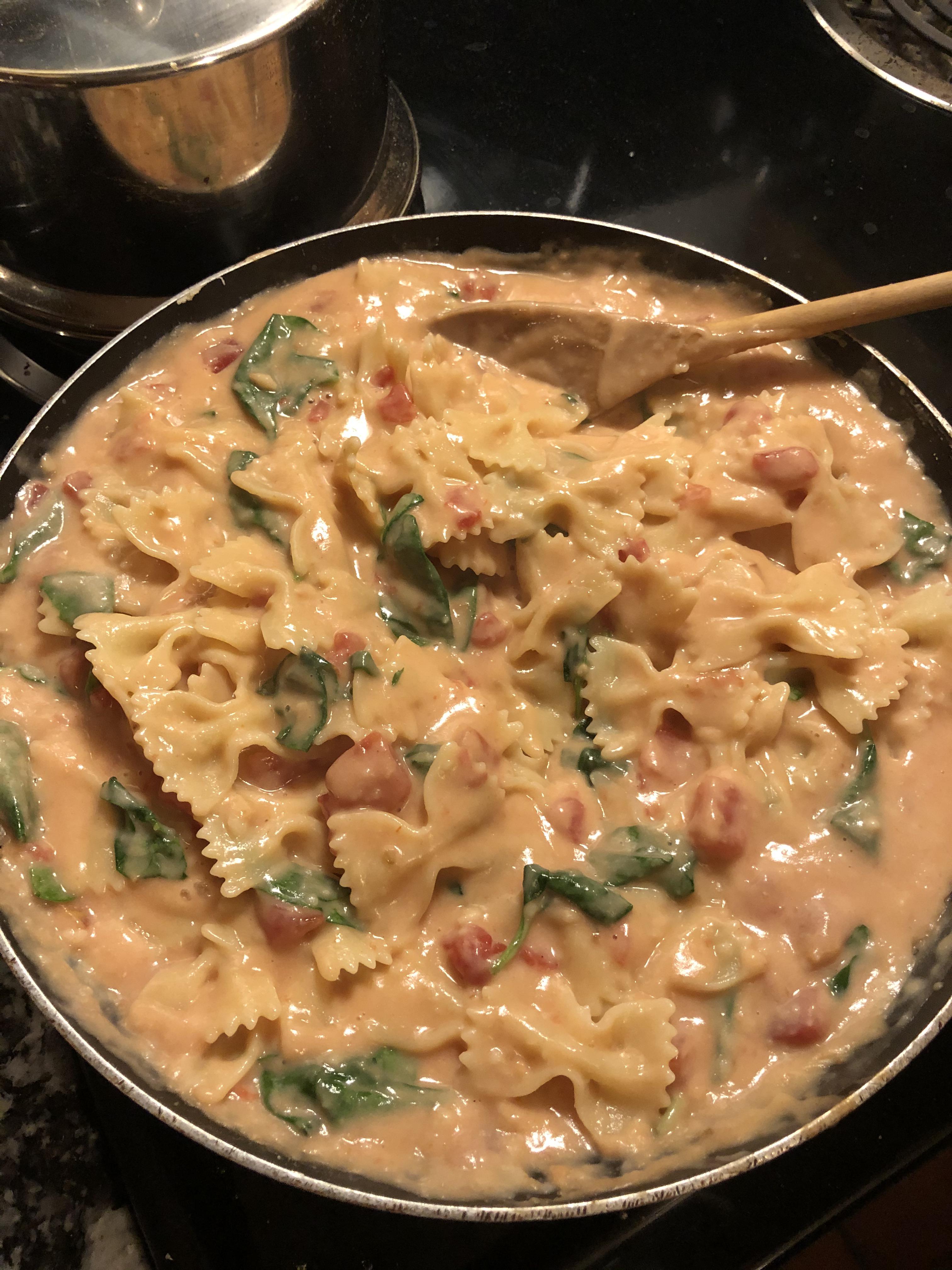 Vegan creamy tomato bow tie pasta 😋 r/VeganFoodPorn