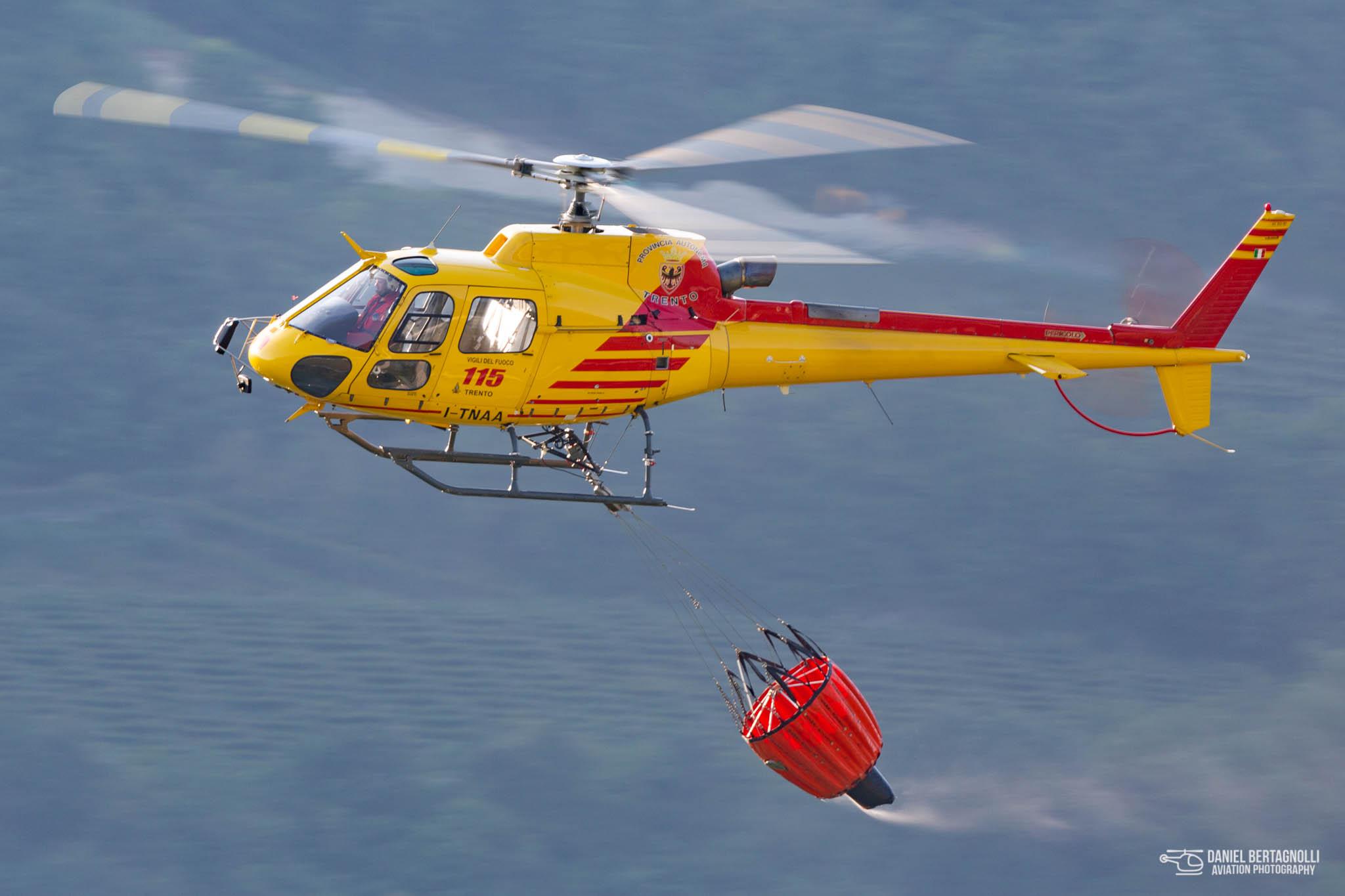 AS350B3 firefighting with a bambi bucket r/Helicopters