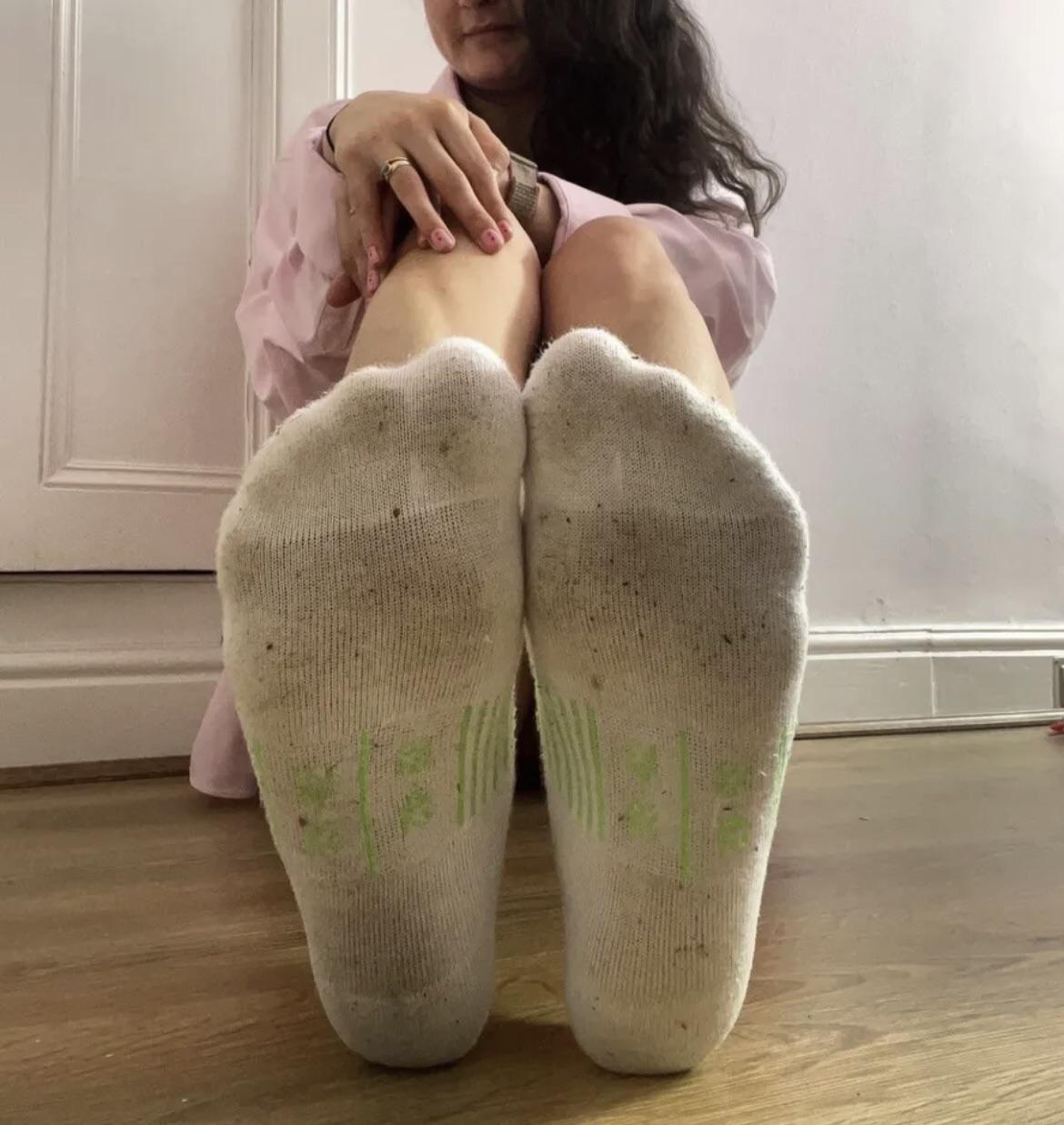 Dirty soles dirty socks 😈 tell me what would you do with these? r
