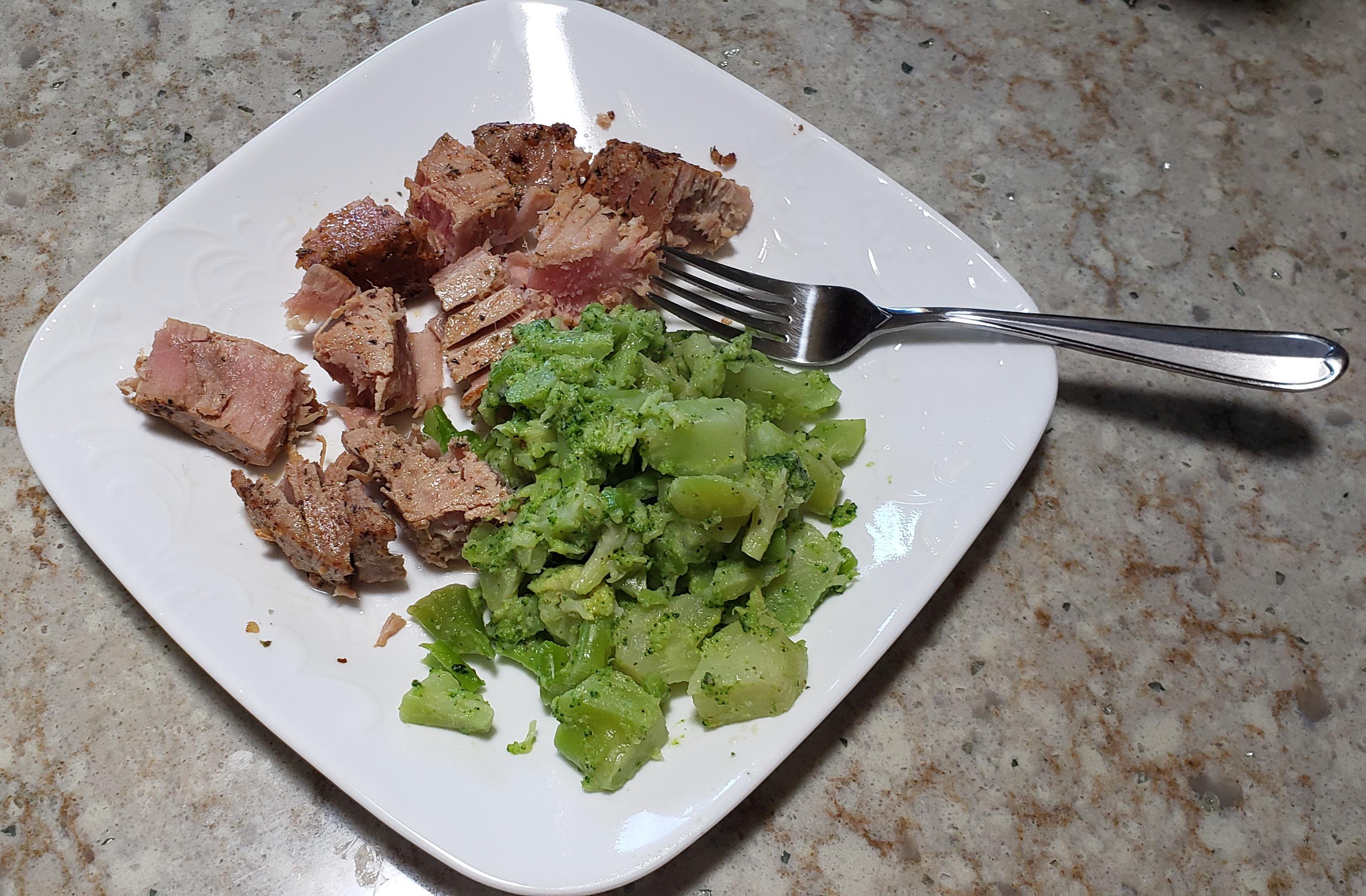 Pan seared Tuna steak with broccoli on today's menu!! r/OmadDiet