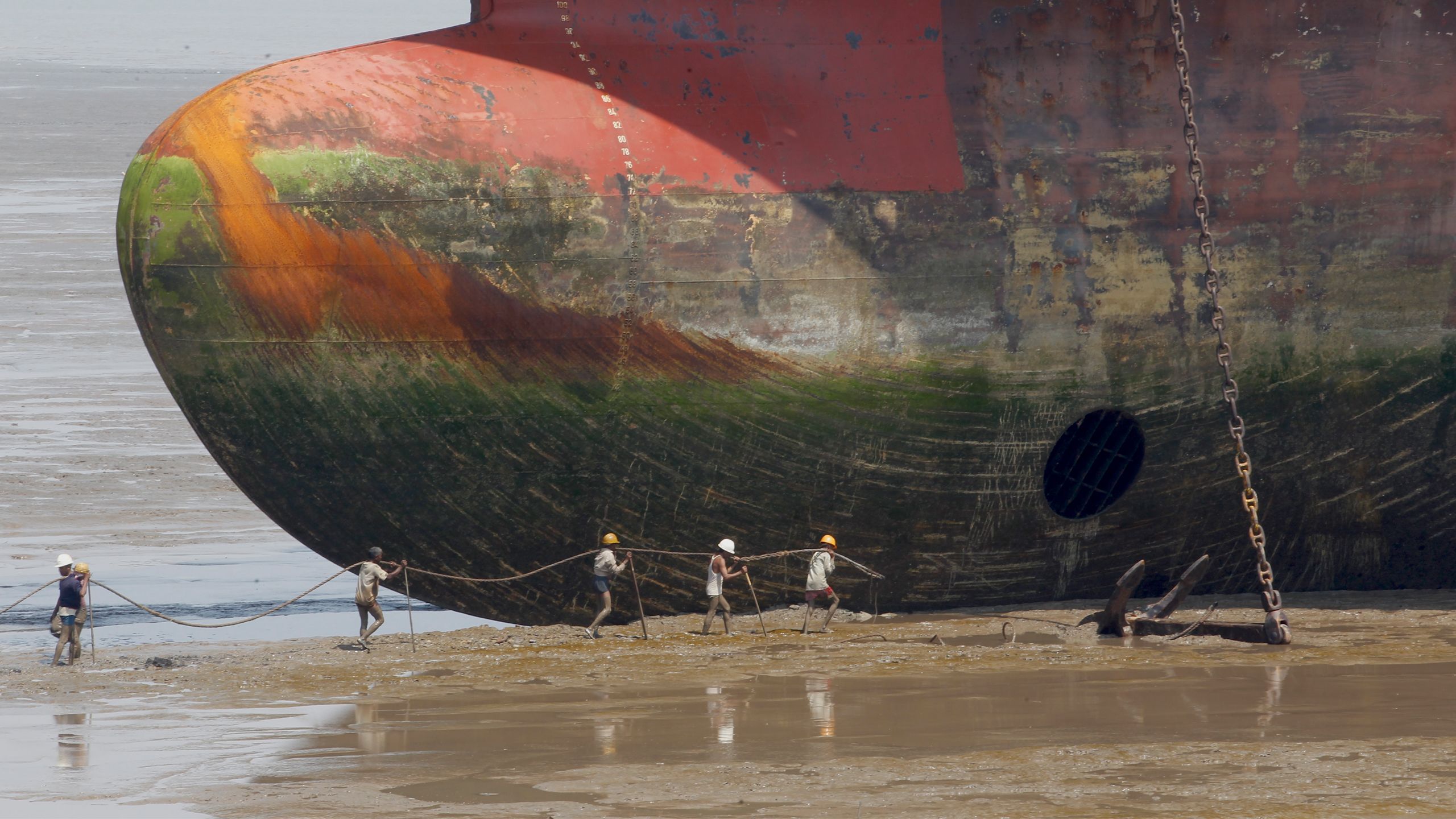 Ship breakers in Bangladesh r/HumanForScale
