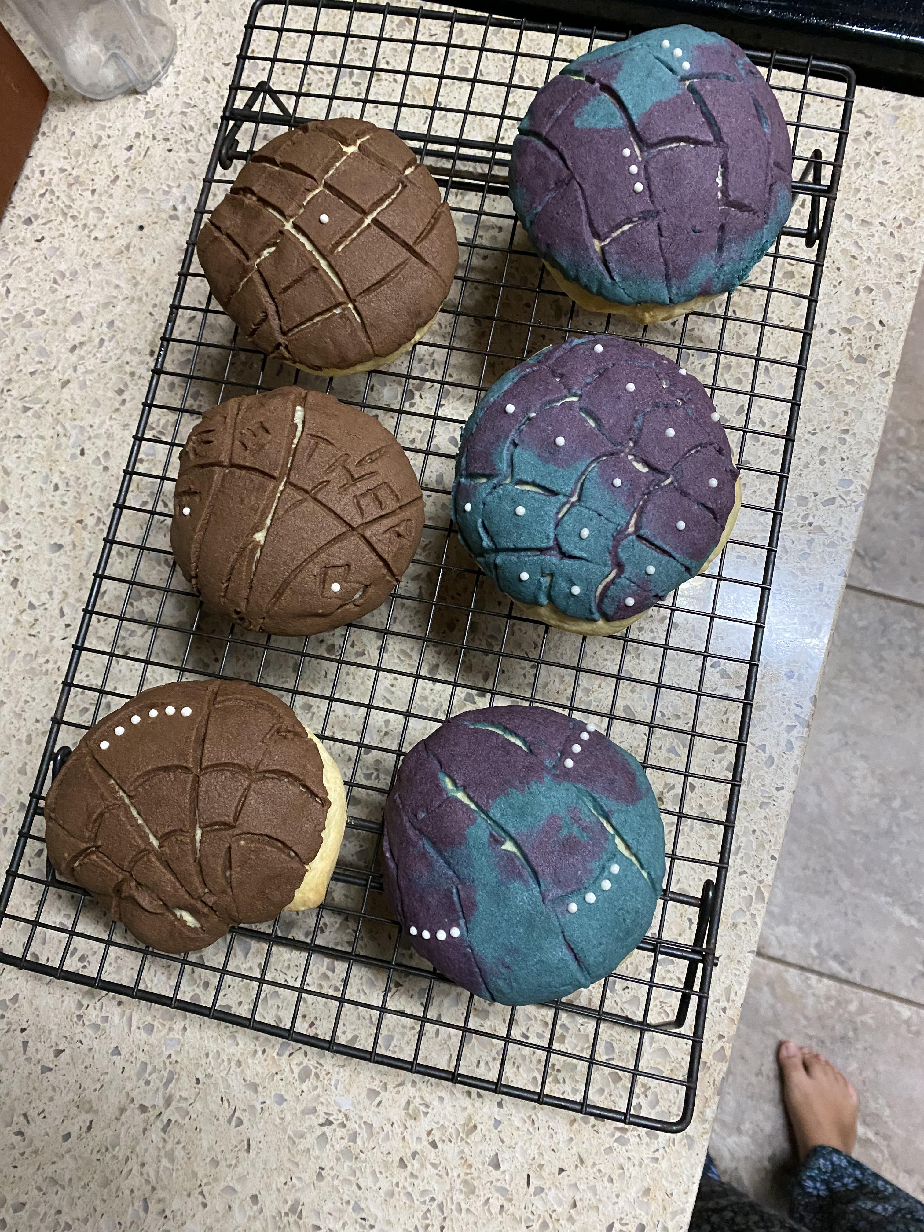 Today I made Mexican Conchas (sweet bread) r/Breadit