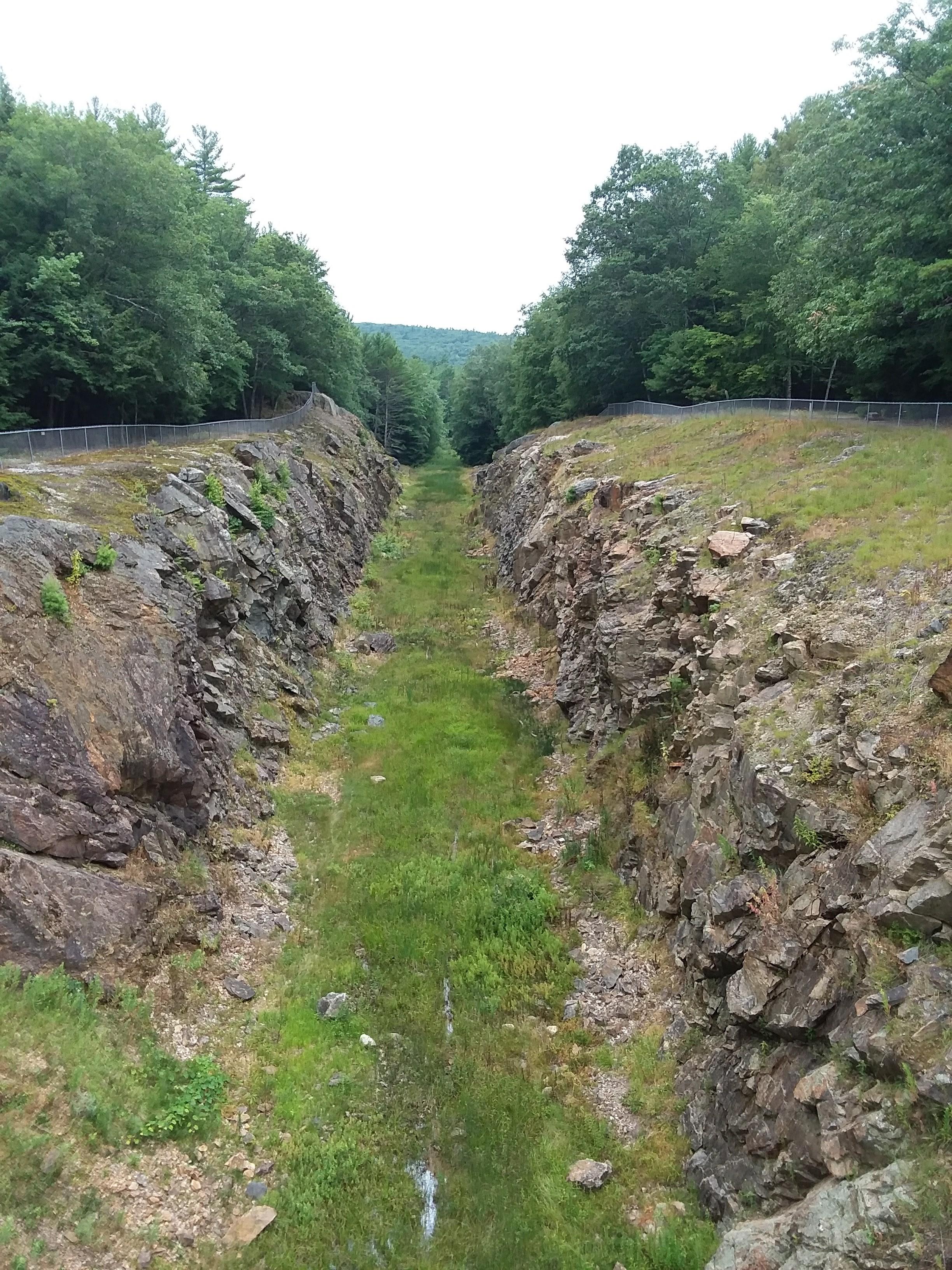 Old Tully Dam spillway, Athol, Massachusetts, USA r/hiking