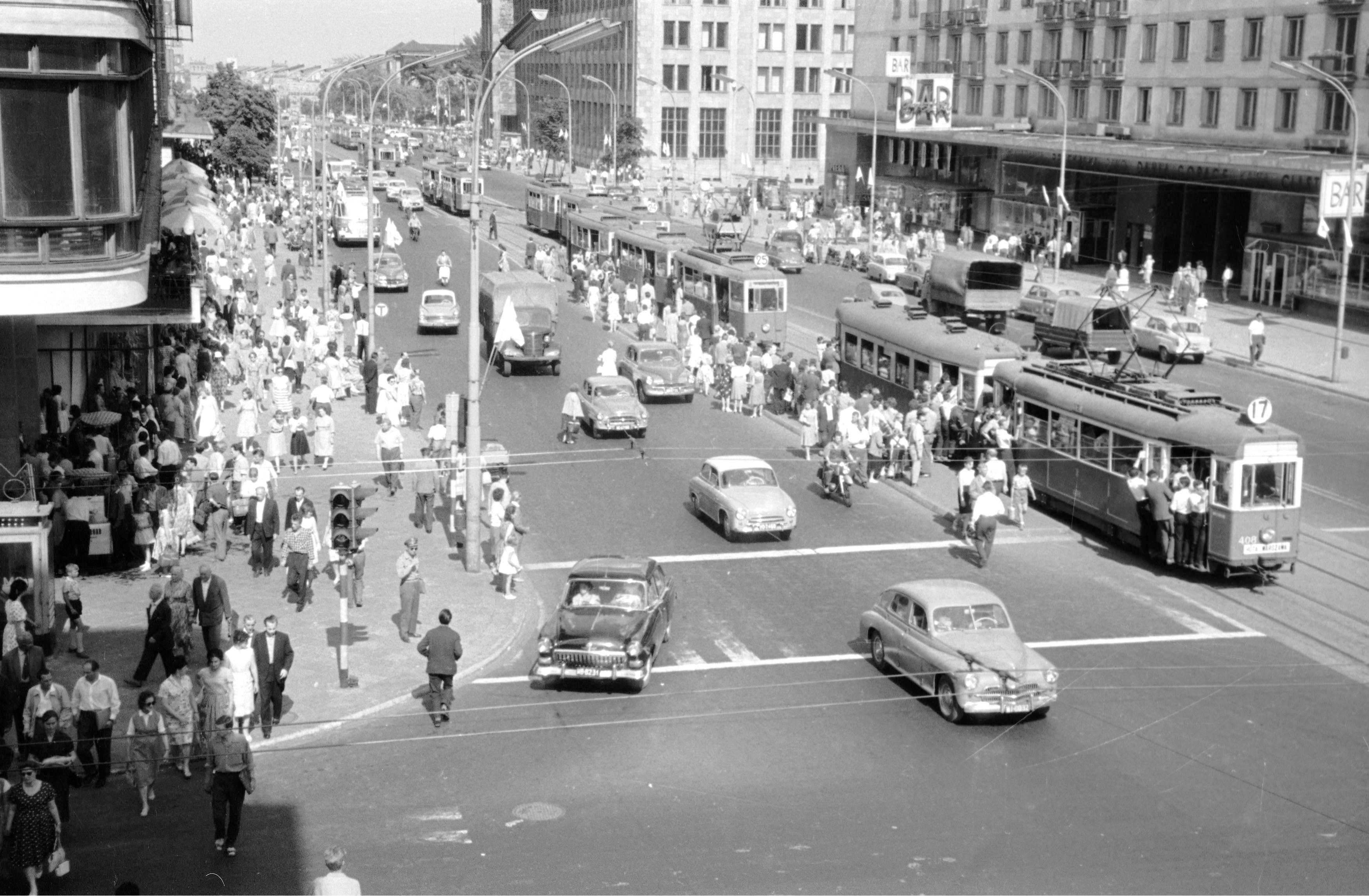 Jerusalem Avenue in Warsaw, Poland. 1963. [3500x2290] r/HistoryPorn