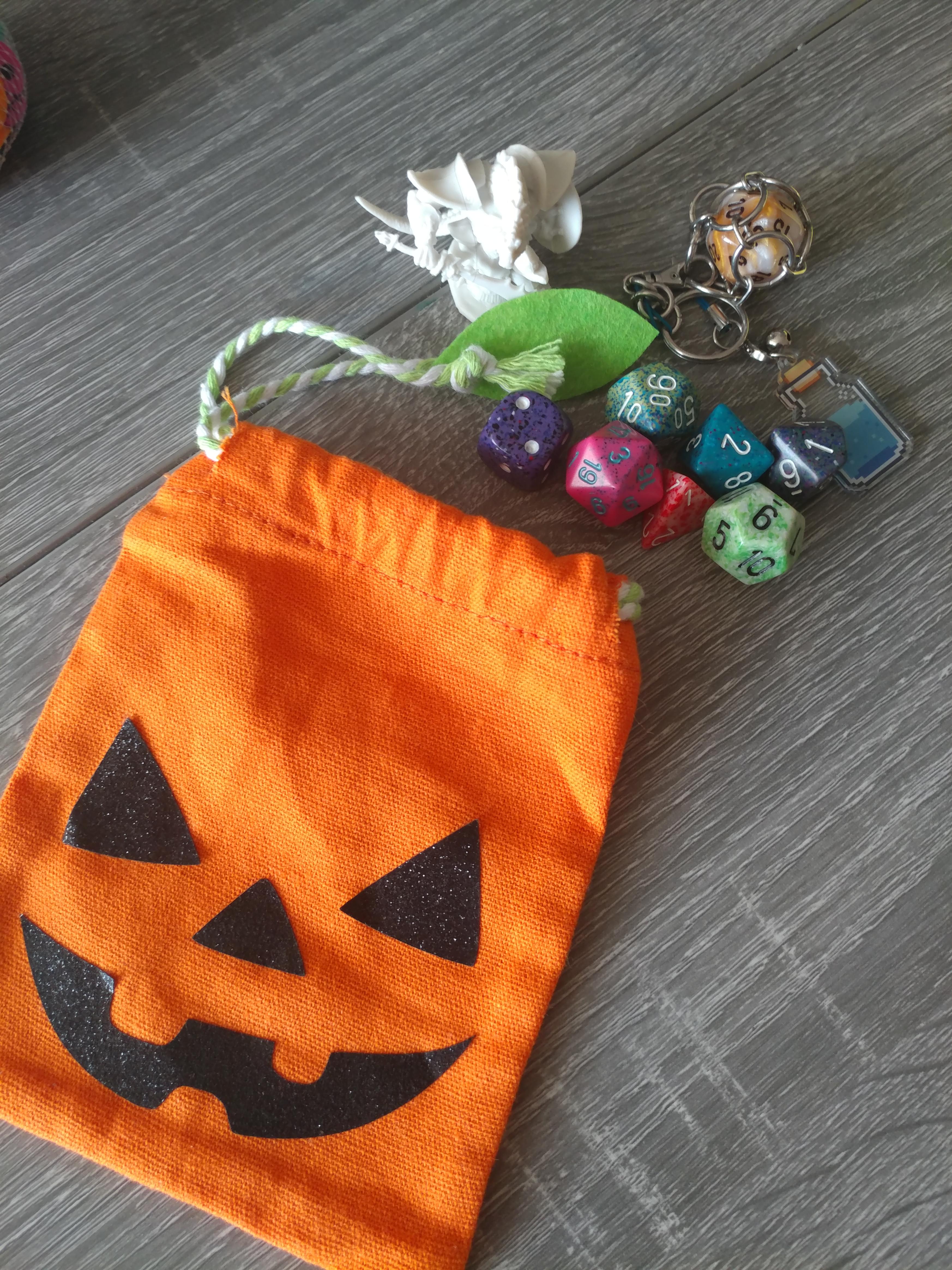 Festive dice bag 🎃 r/DungeonsAndDragons