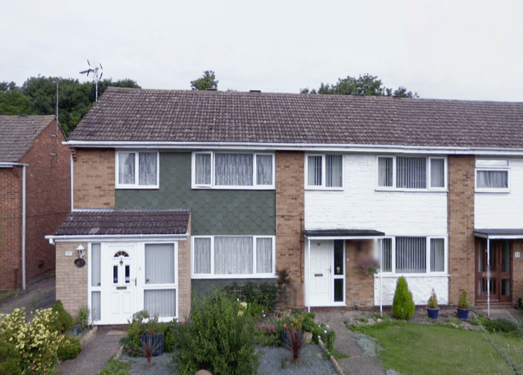 i live at 58 Woodland Road, Sawston, CB22 3DU r/lies