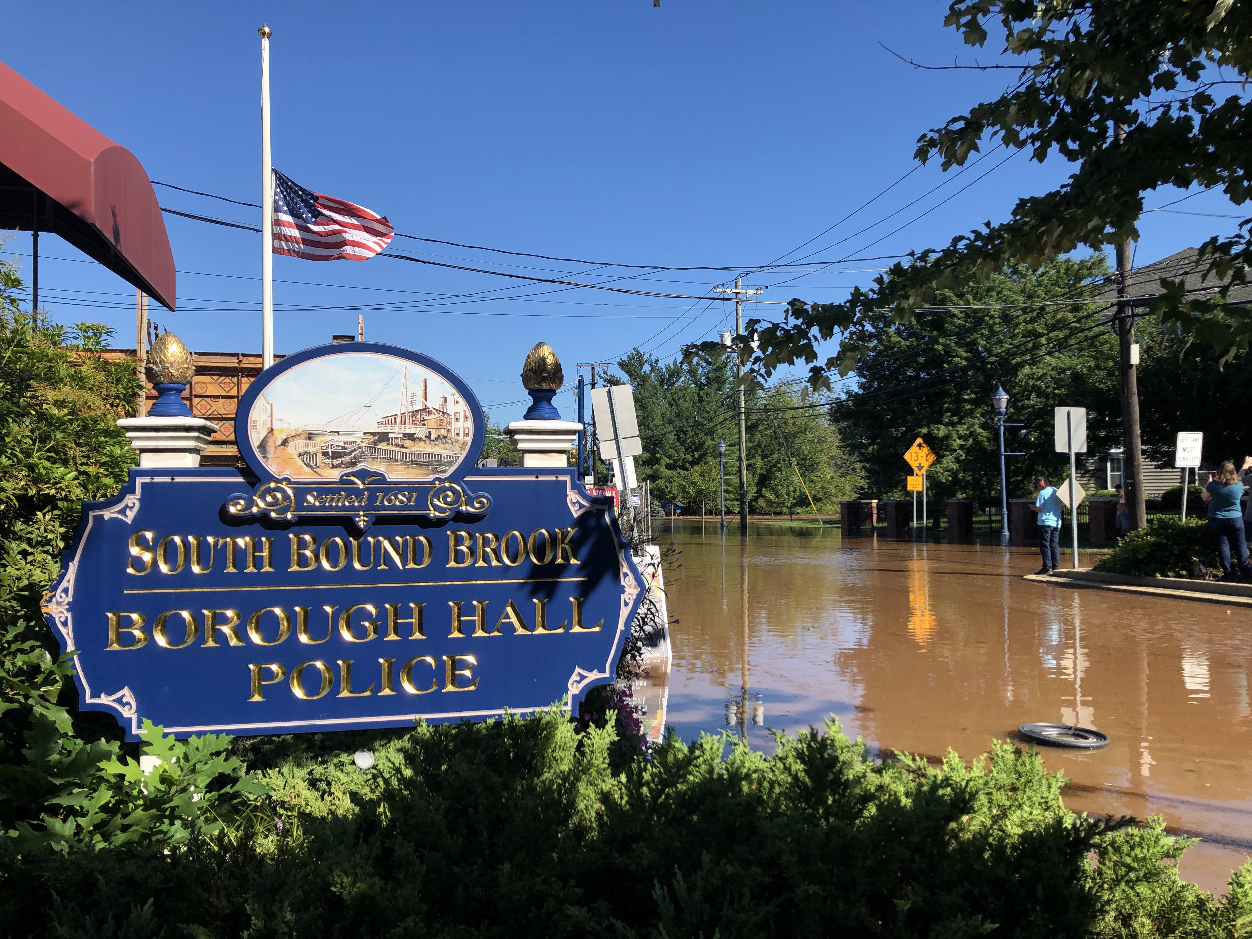 South Bound Brook, waves of the Raritan are going over the Queen’s Bridge. r/newjersey