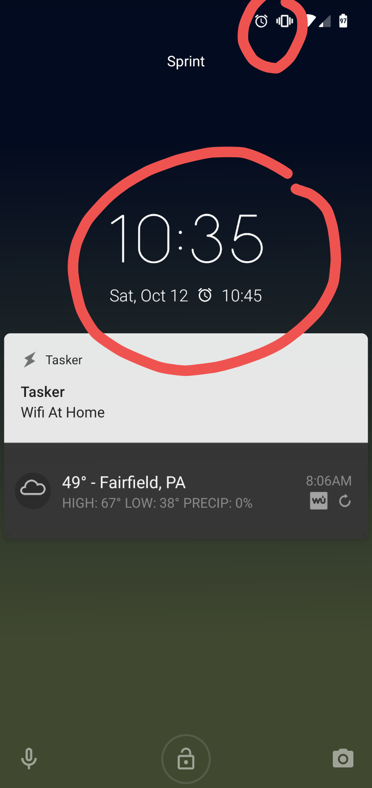 This alarm icon and the wrong time on my lock screen is really annoying! Help! MotoG