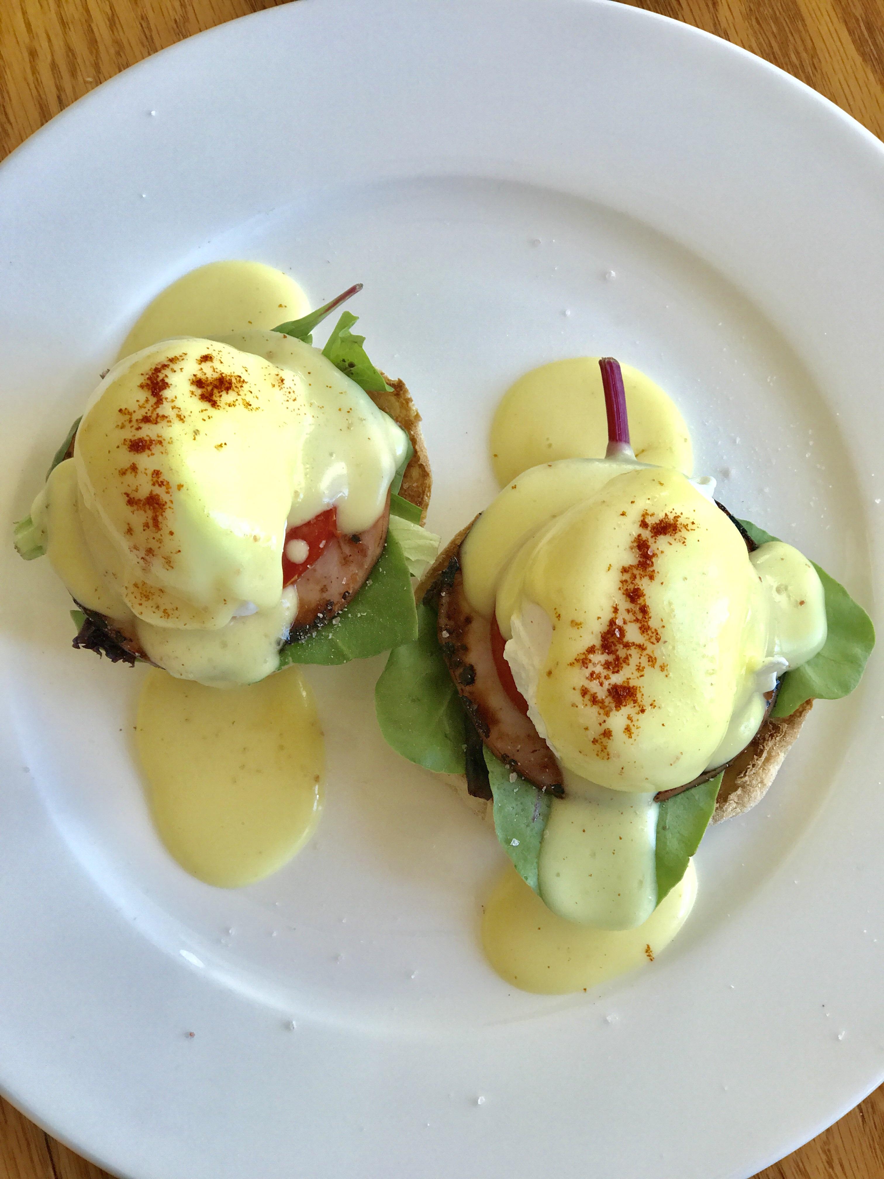 [Homemade] Eggs Benedict with tomato and greens food