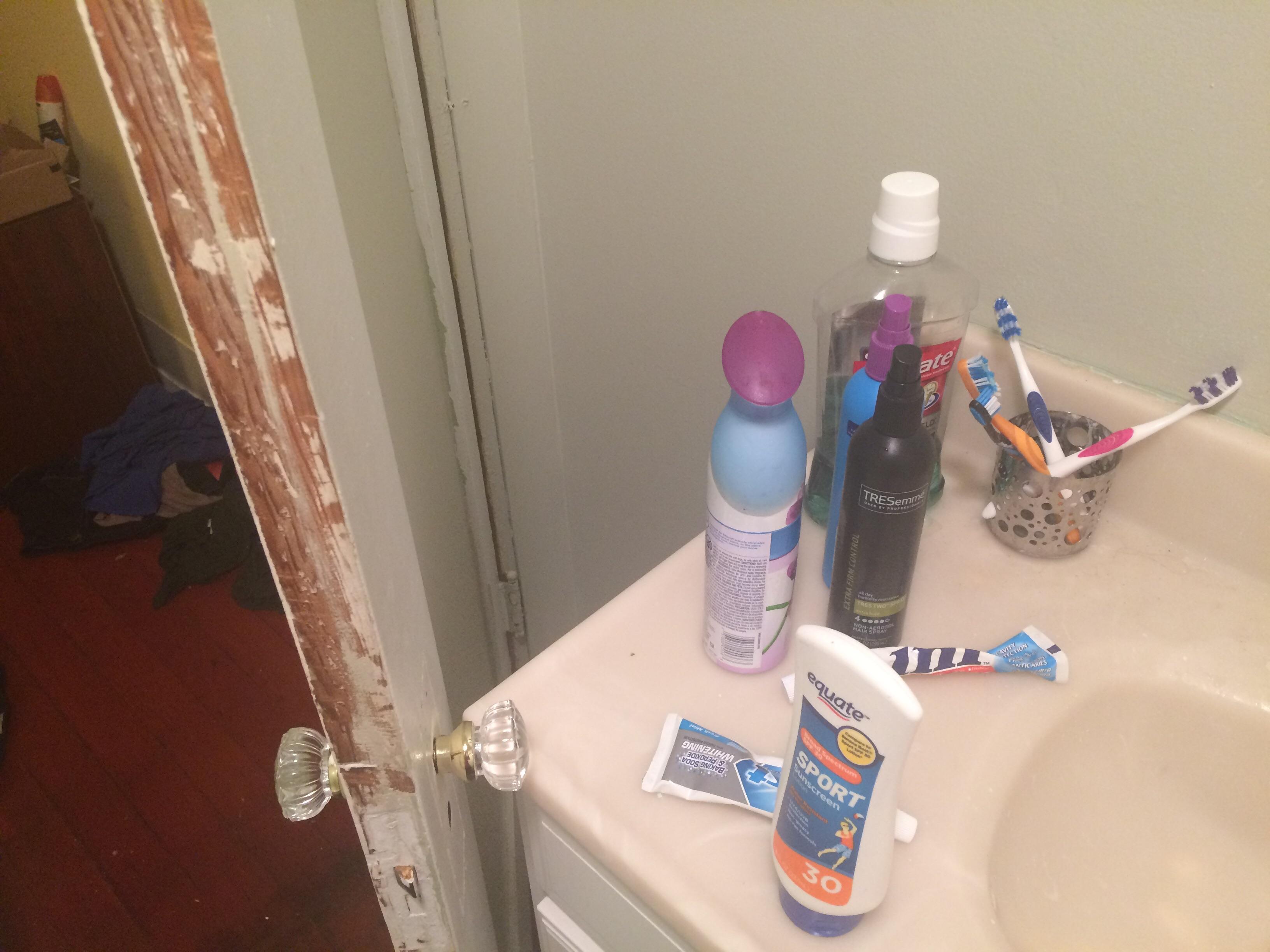 The way my bathroom door hits my counter 😑 r/CrappyDesign