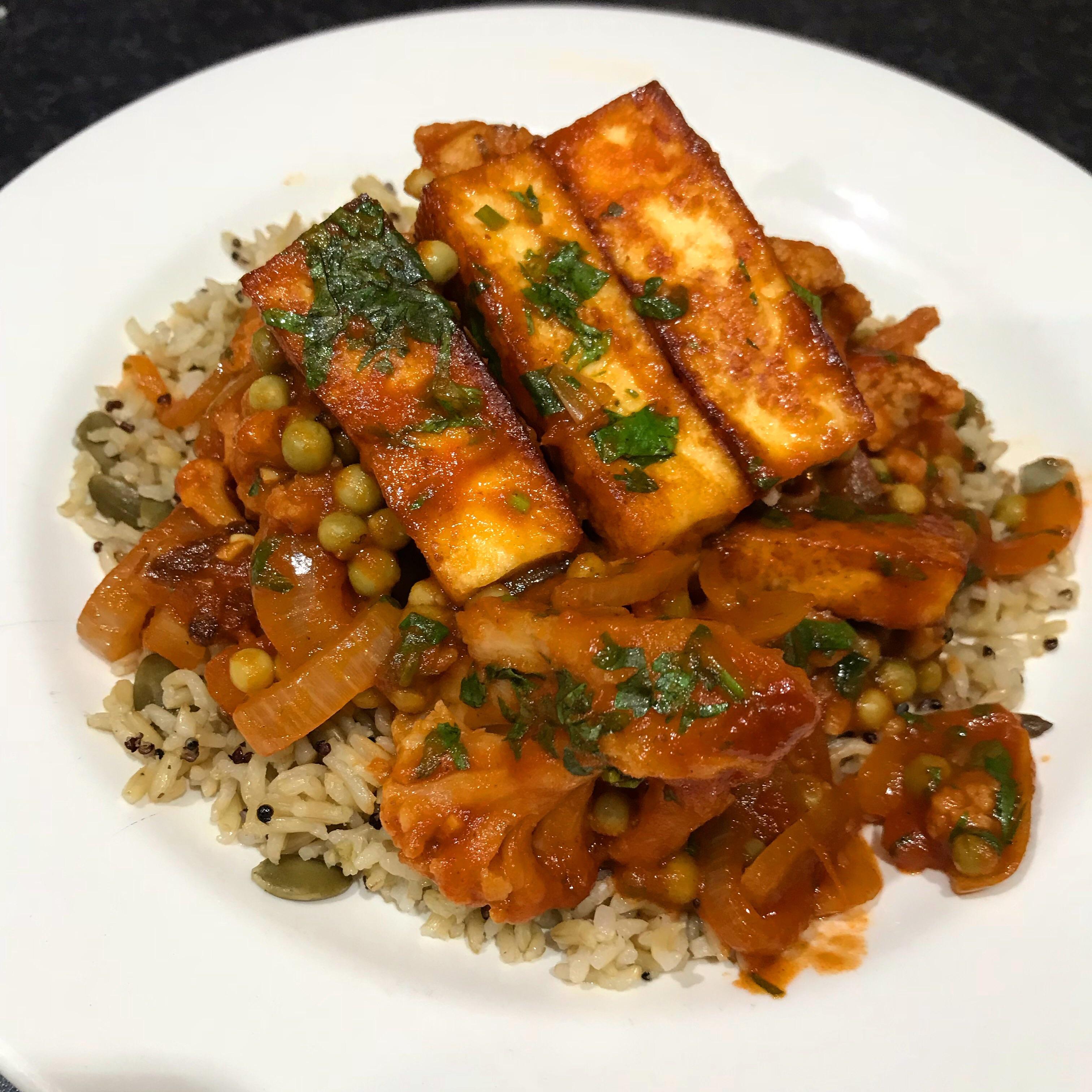 [HOMEMADE] Cauliflower, paneer and pea curry with quinoa and sunflower