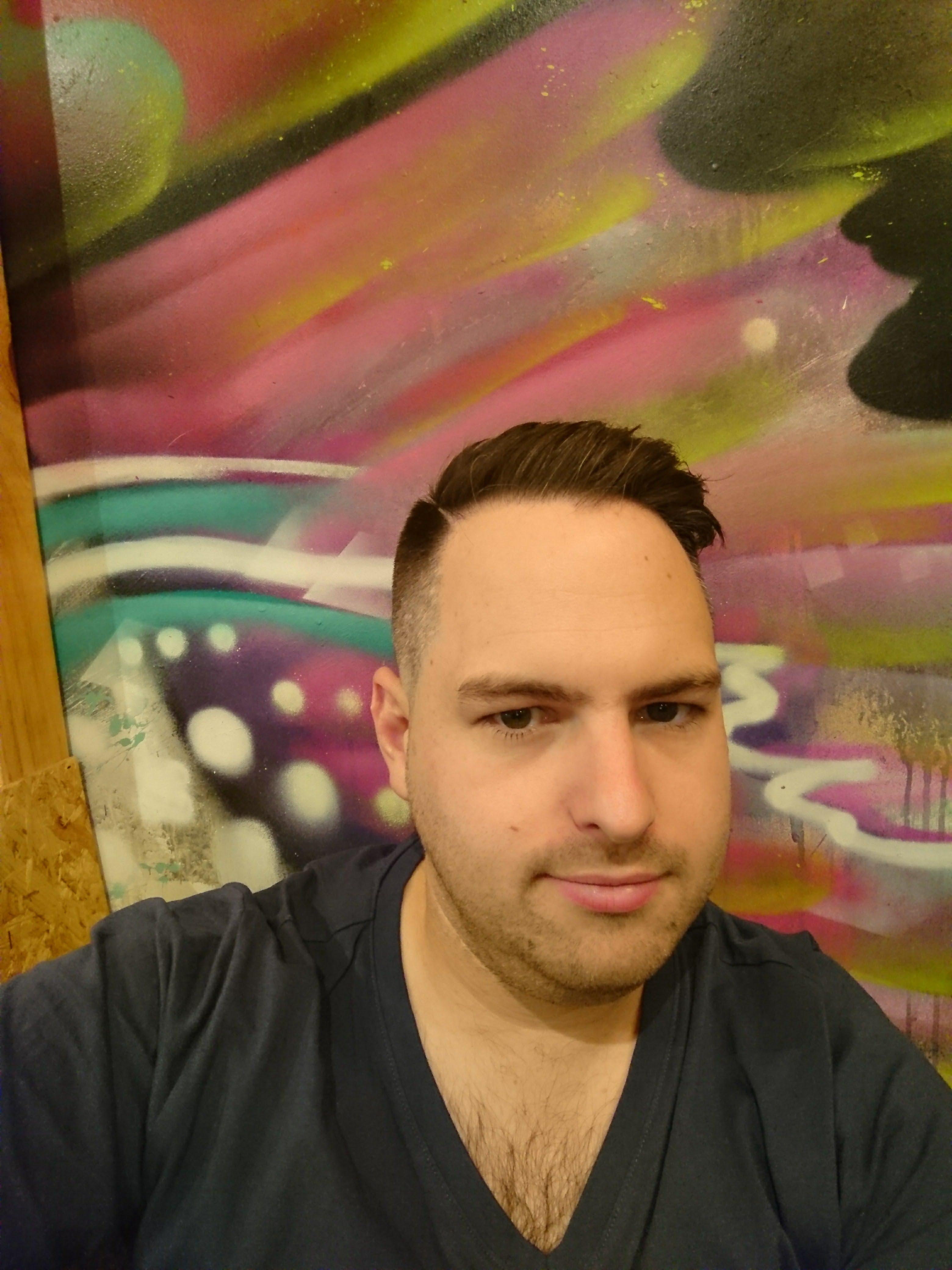 Fresh haircut, chilling at my local burger joint. 33m selfies