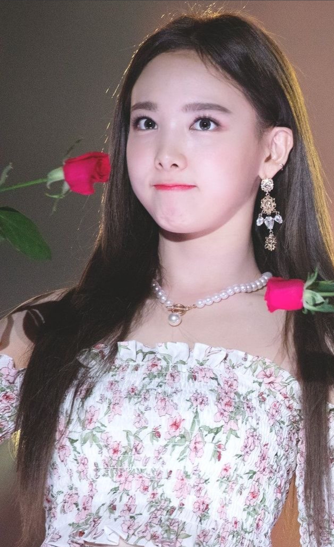 Nayeon white top with flowers, red roses r/kpopGirlsMob