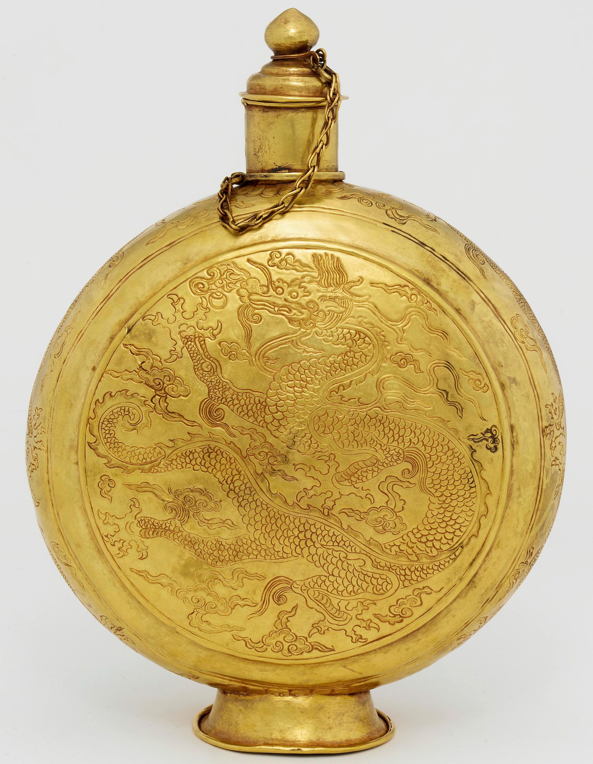 Gold canteen with engraved dragon. China, Ming dynasty, 15th century