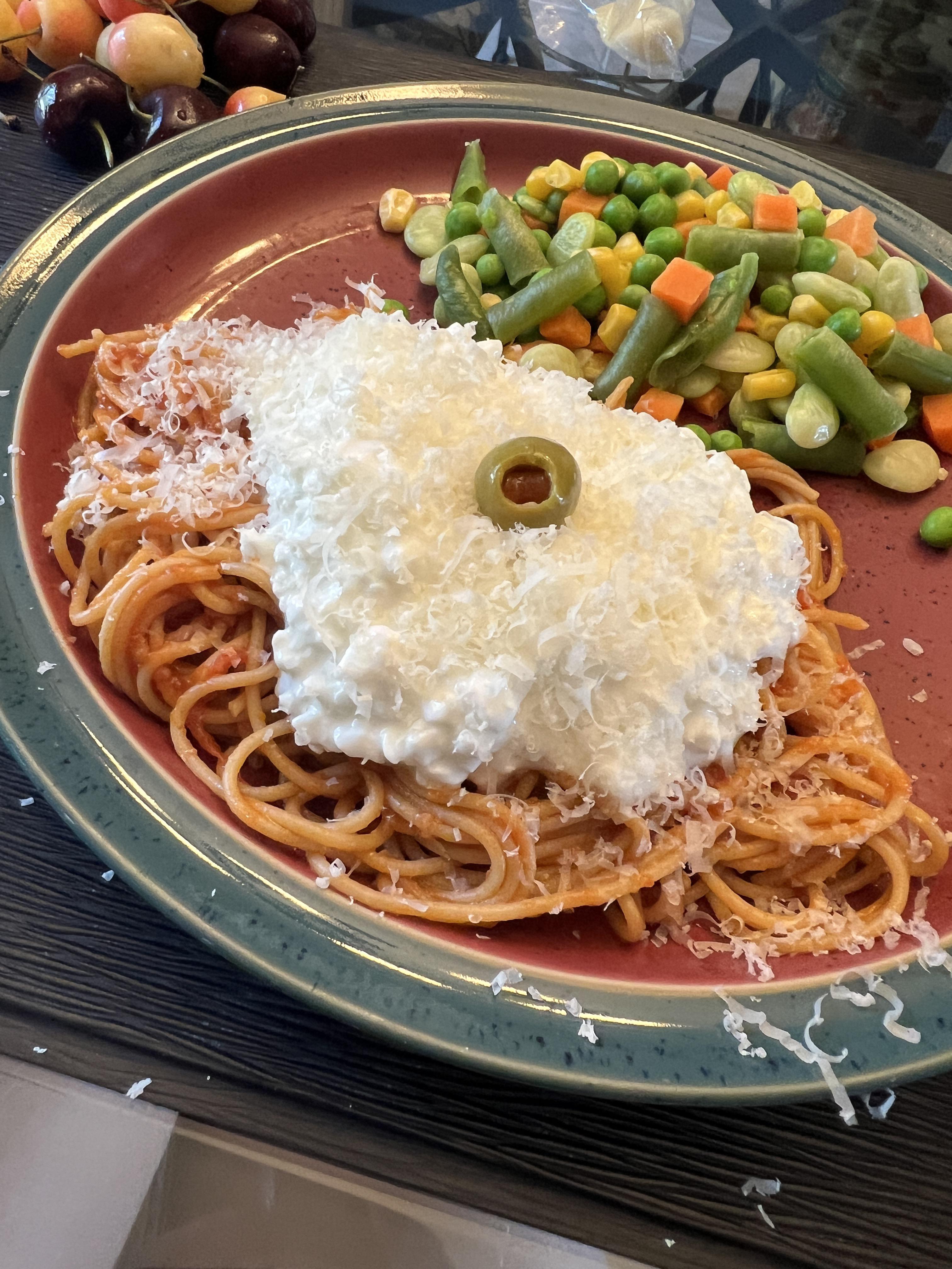 My family puts cottage cheese on our spaghetti r/shittyfoodporn