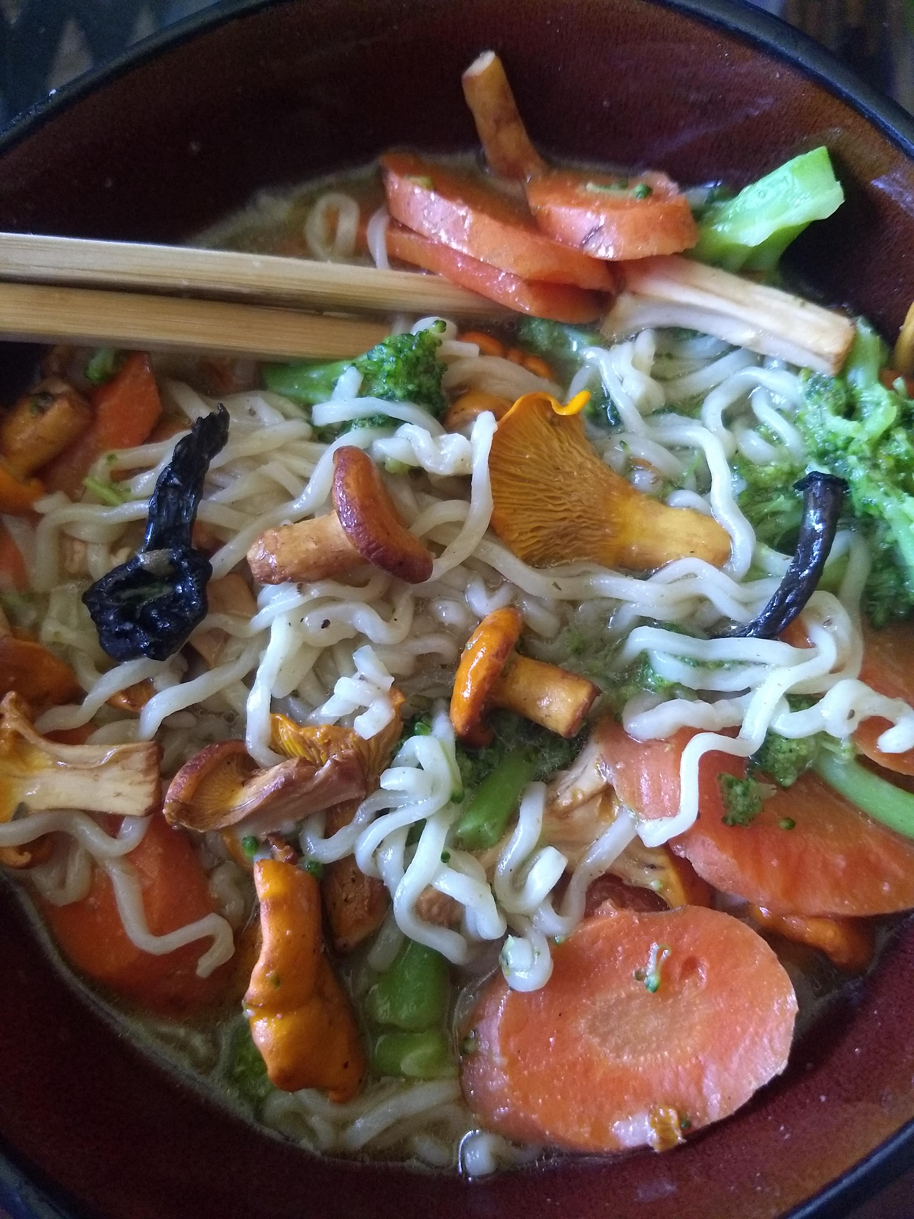 Chanterelles, black trumpets, carrots, broccoli, ramen noodles!!! 😍🍄💗