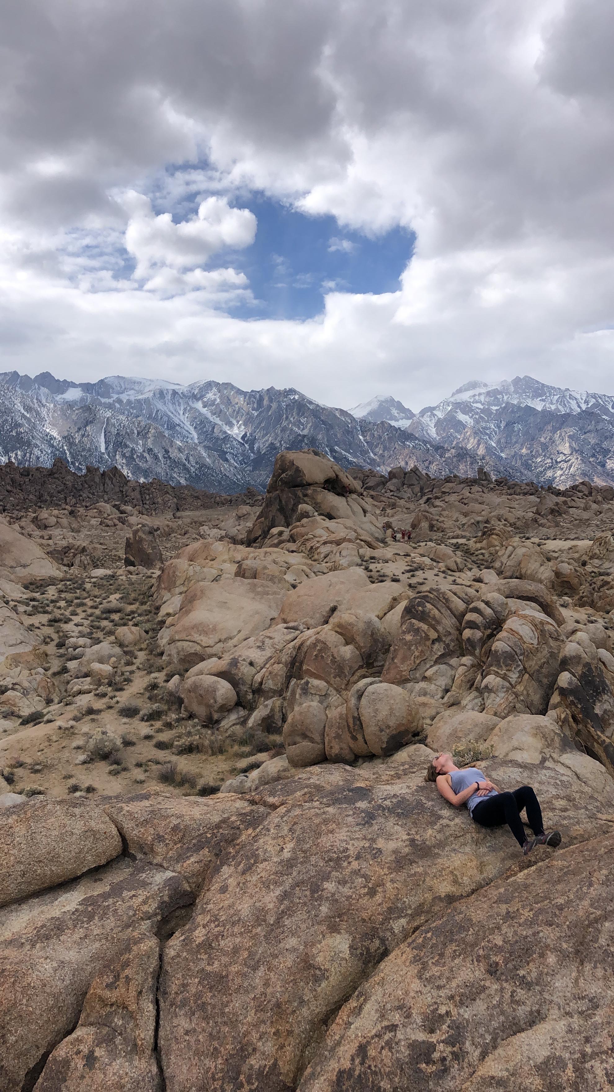 Hiking near the Arch Loop trail in Alabama Hills! r/Outdoors