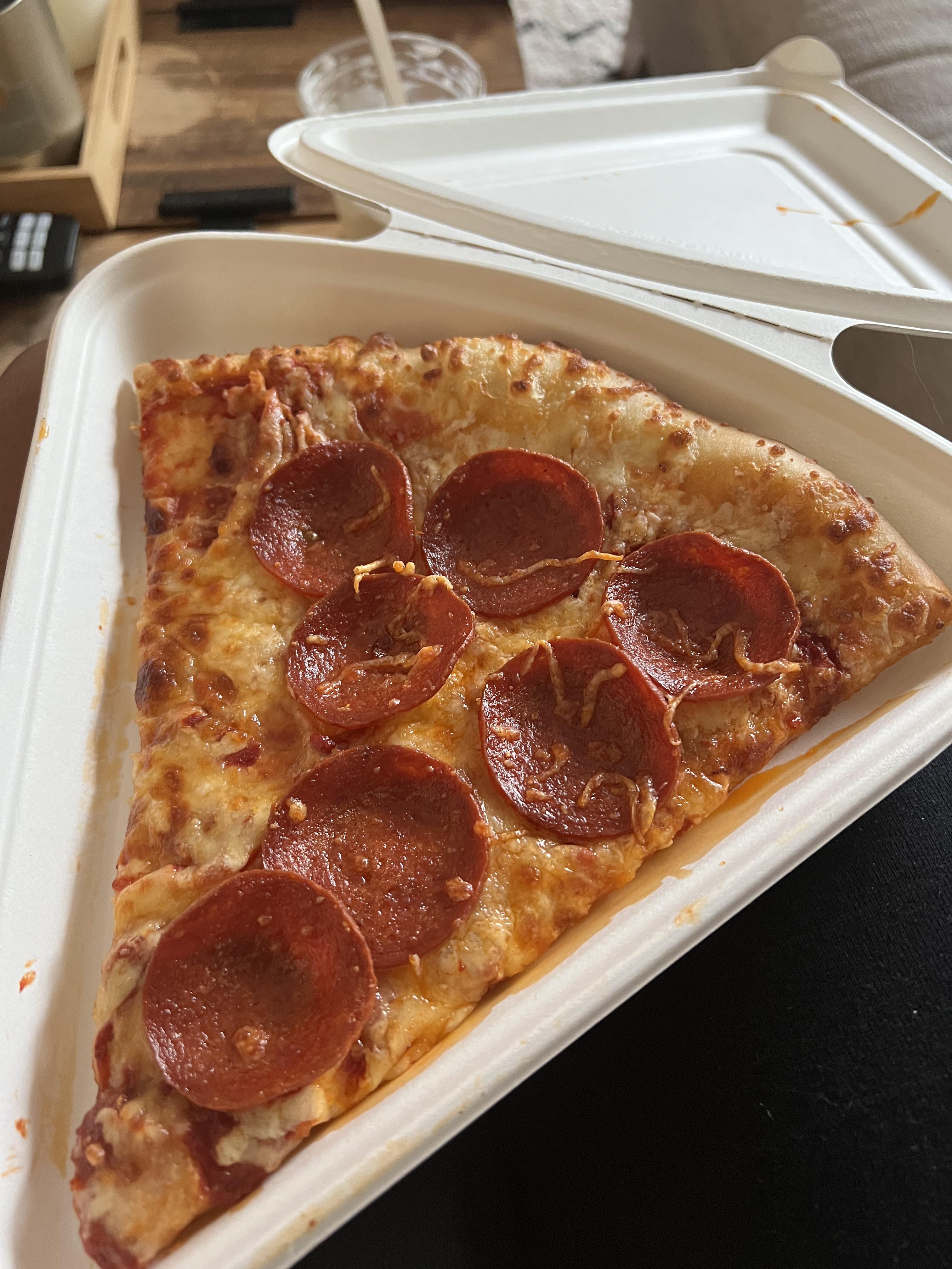 Had my first ever Costco pepperoni pizza slice from the cafeteria