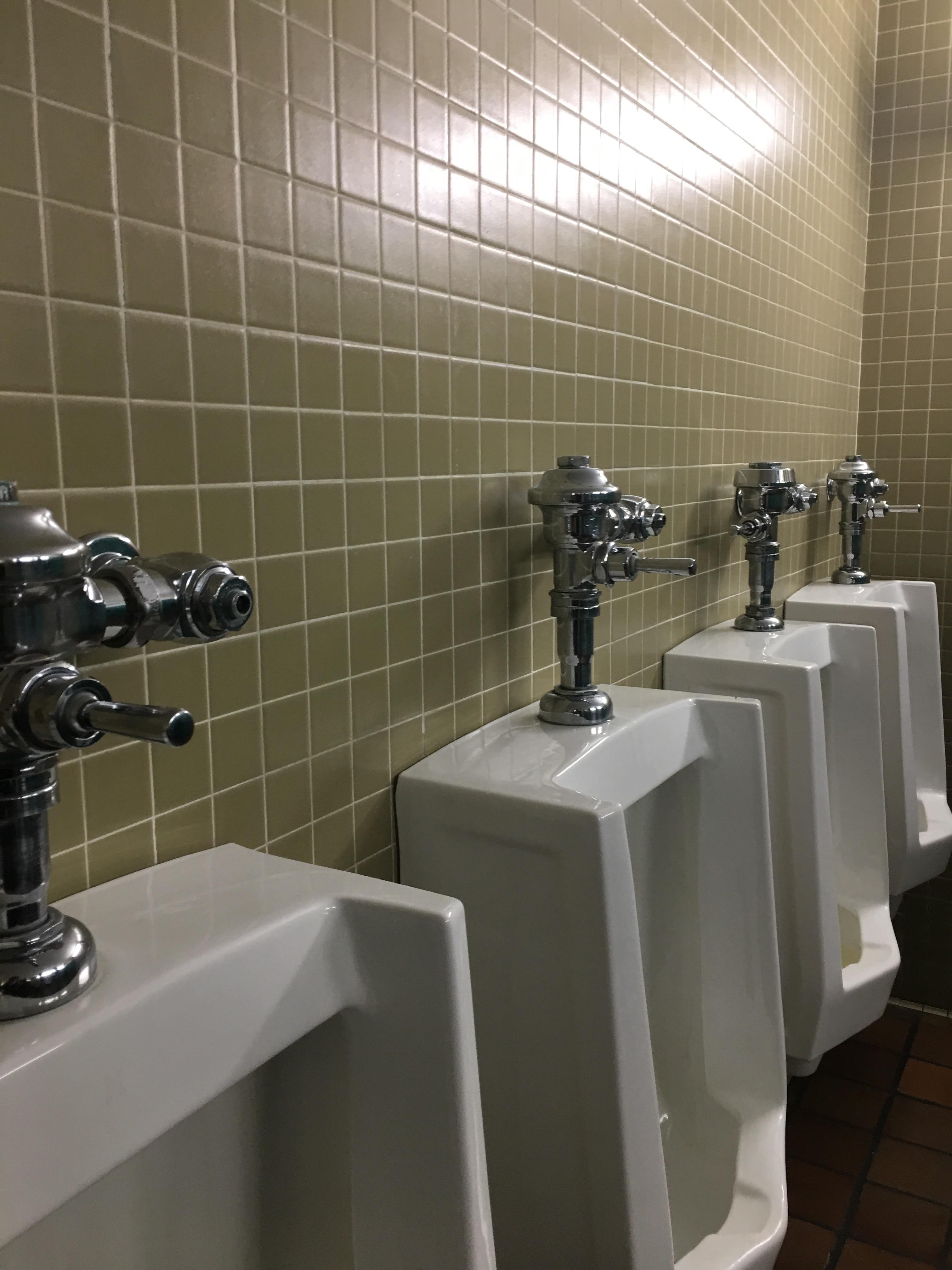 The way these urinal handles point r/mildlyinteresting