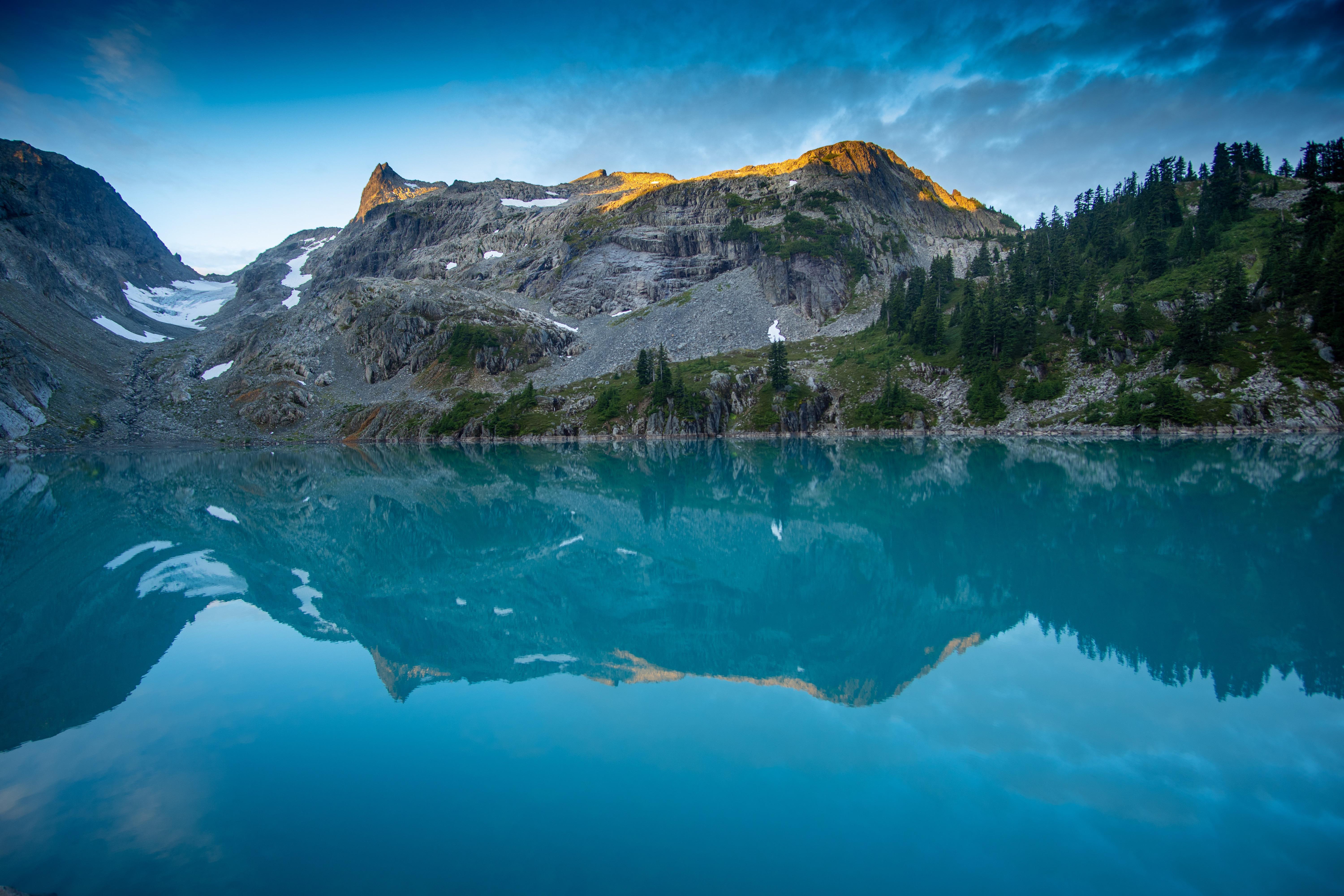 Lake reflection at sunrise in the Alpine Lakes Wilderness, WA r/hiking