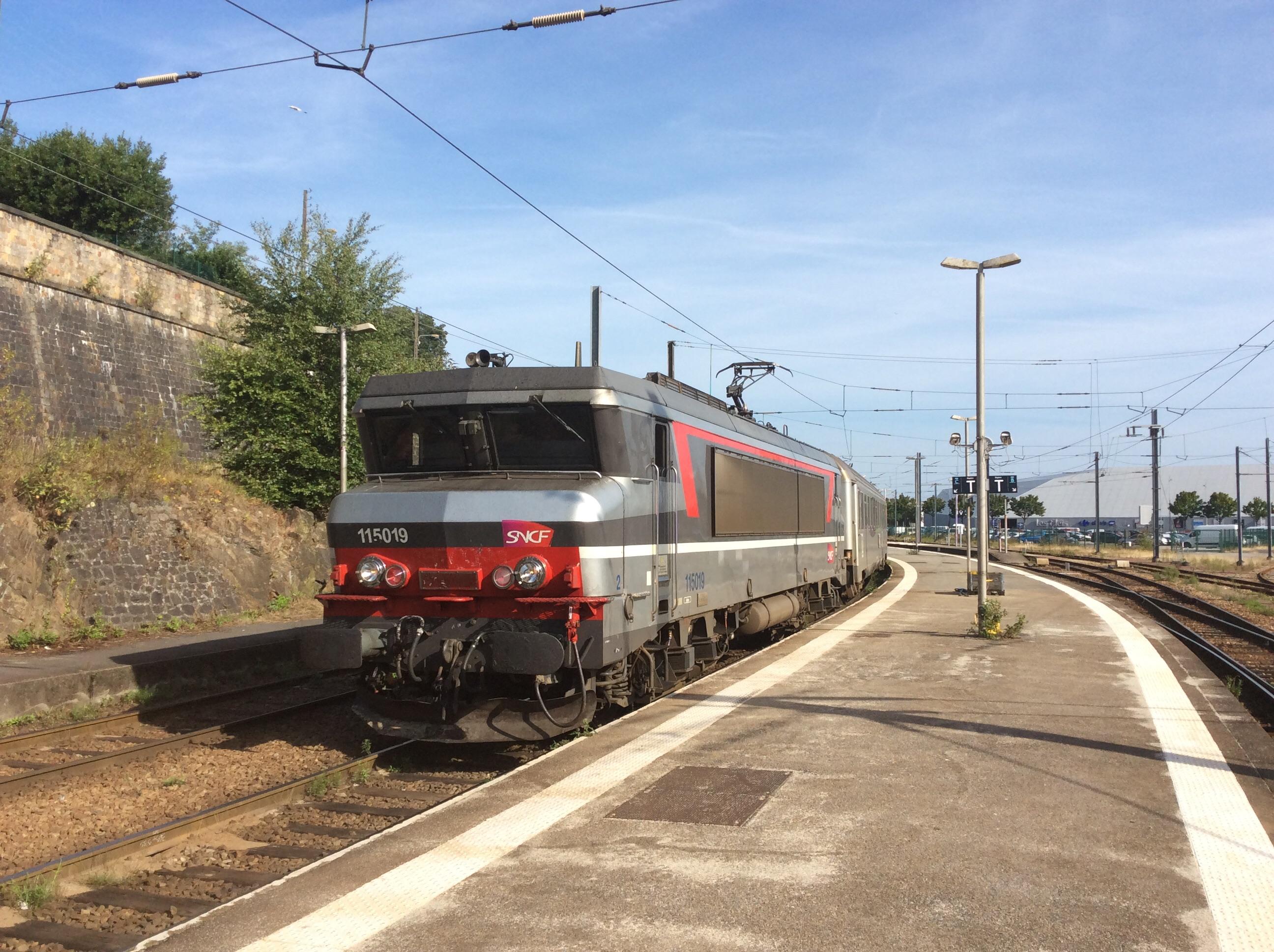 BB15019 in Cherbourg, a few minutes before leaving to Paris with 3304