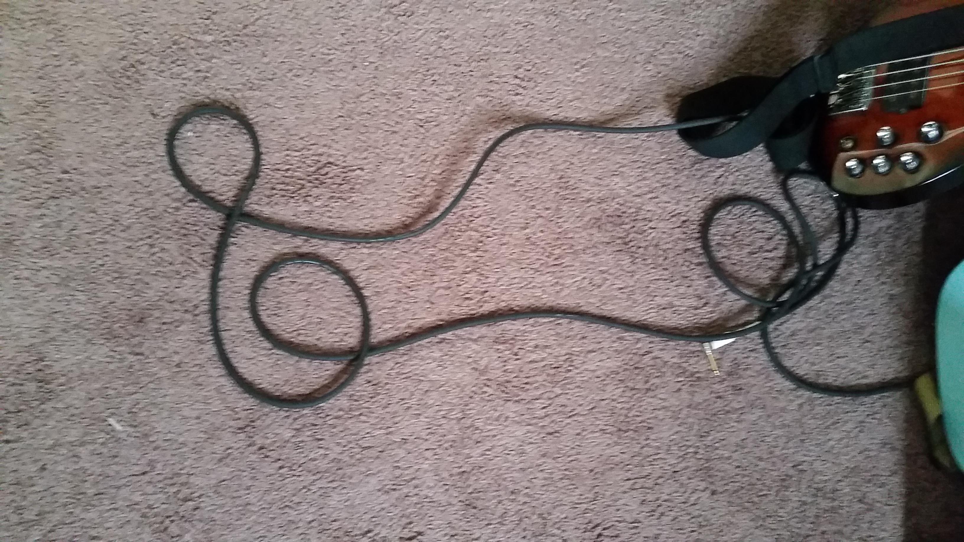 Guitar Cable Fell Into the Shape of an Ampersand r/mildlyinteresting