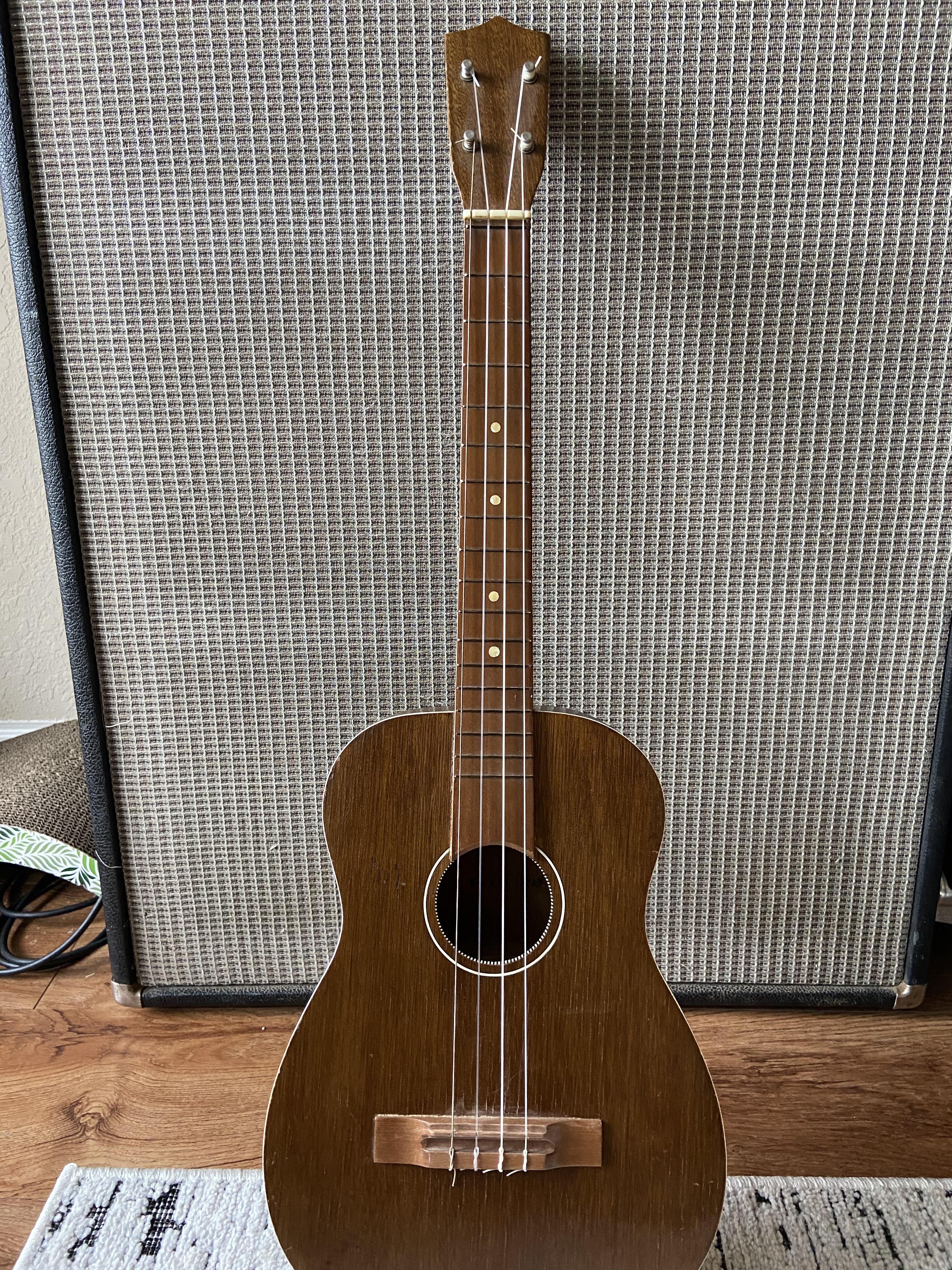 Picked up this noname 60s Japanese Baritone Ukulele yesterday on