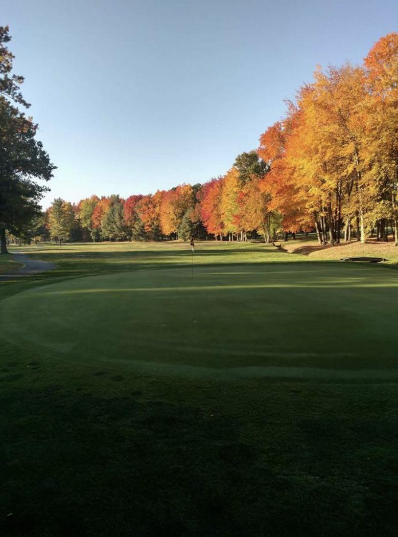 Peak Fall golf in CT. Hole 4 Airways golf course, Suffield CT. r/golf