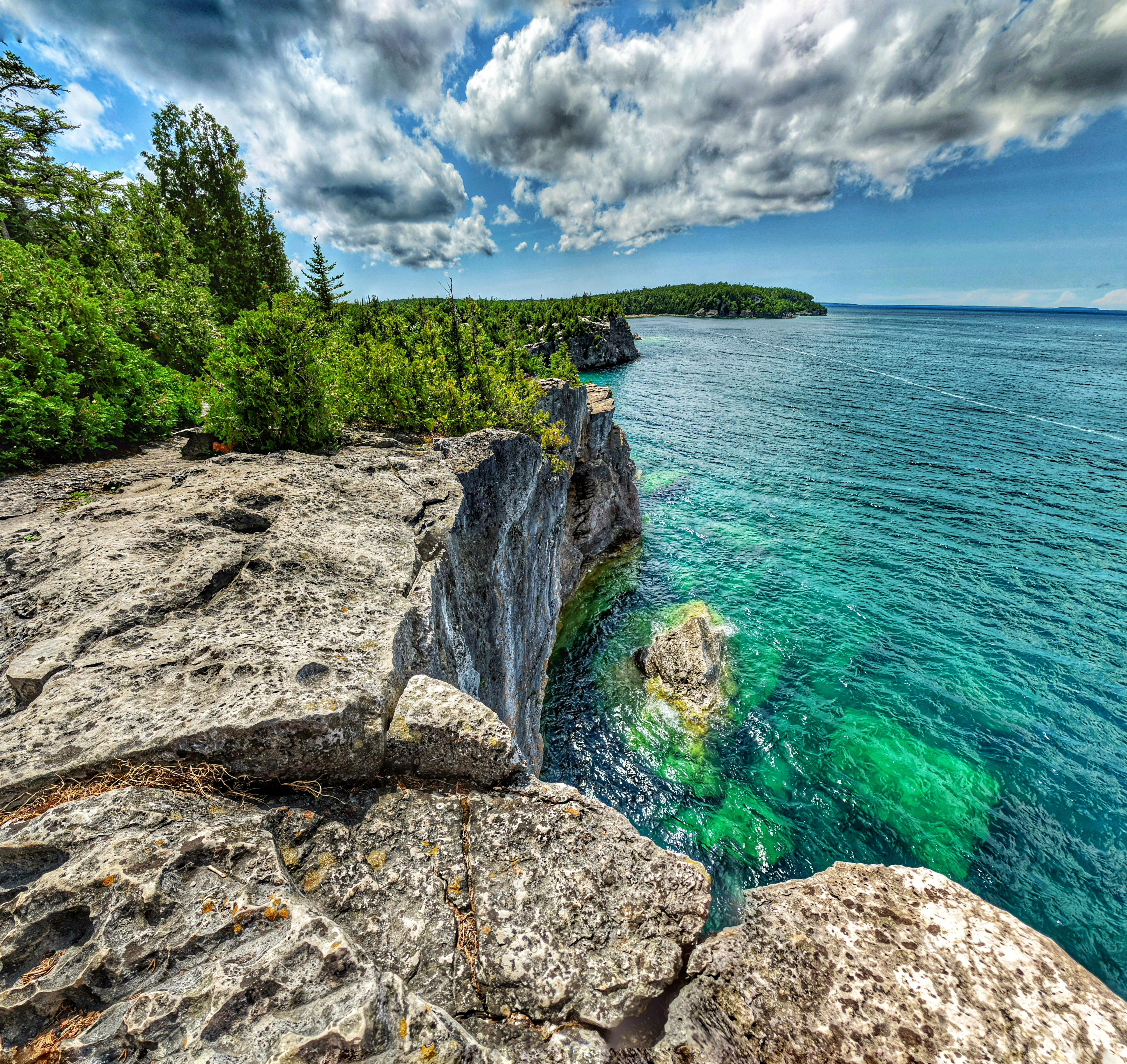 Cliffs meet lake in Bruce Peninsula National Park, Ontario [5145 x 4858