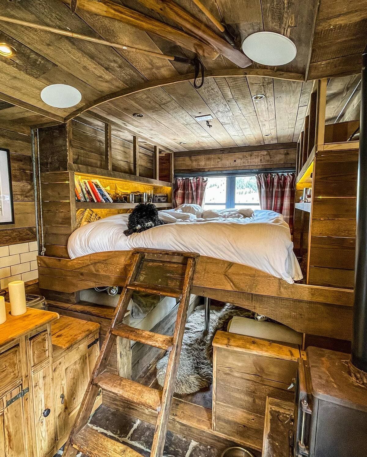 Cozy elevator bed in truck converted into a mobile cabin r/CozyPlaces