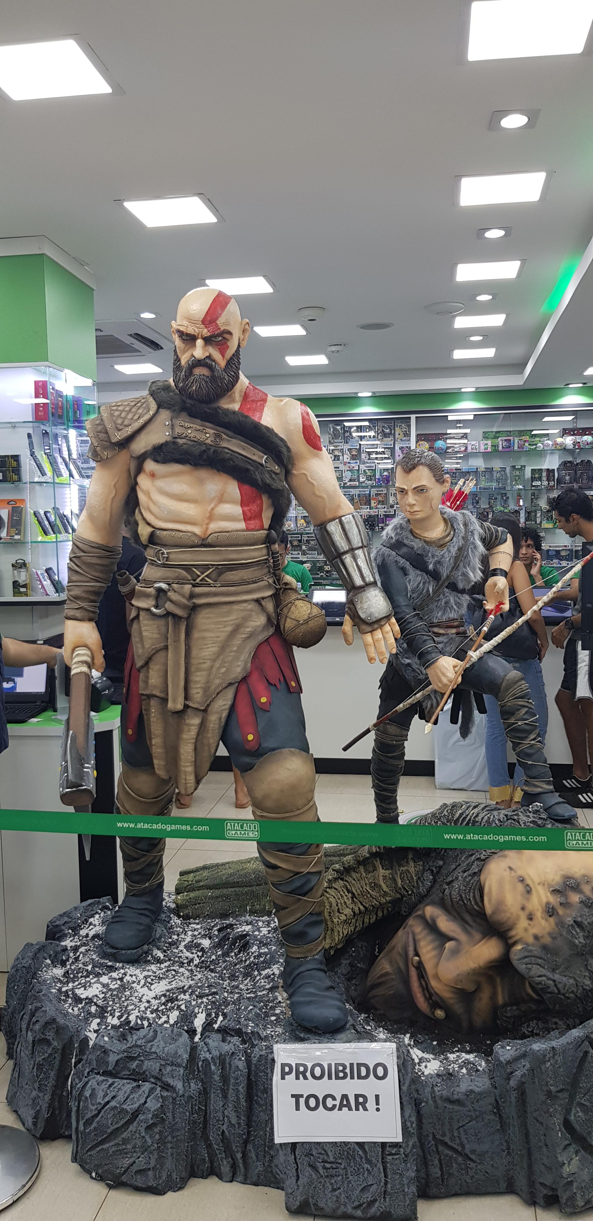 [Image] Kratos and Atreus statue in a gaming store here in Ciudad Del