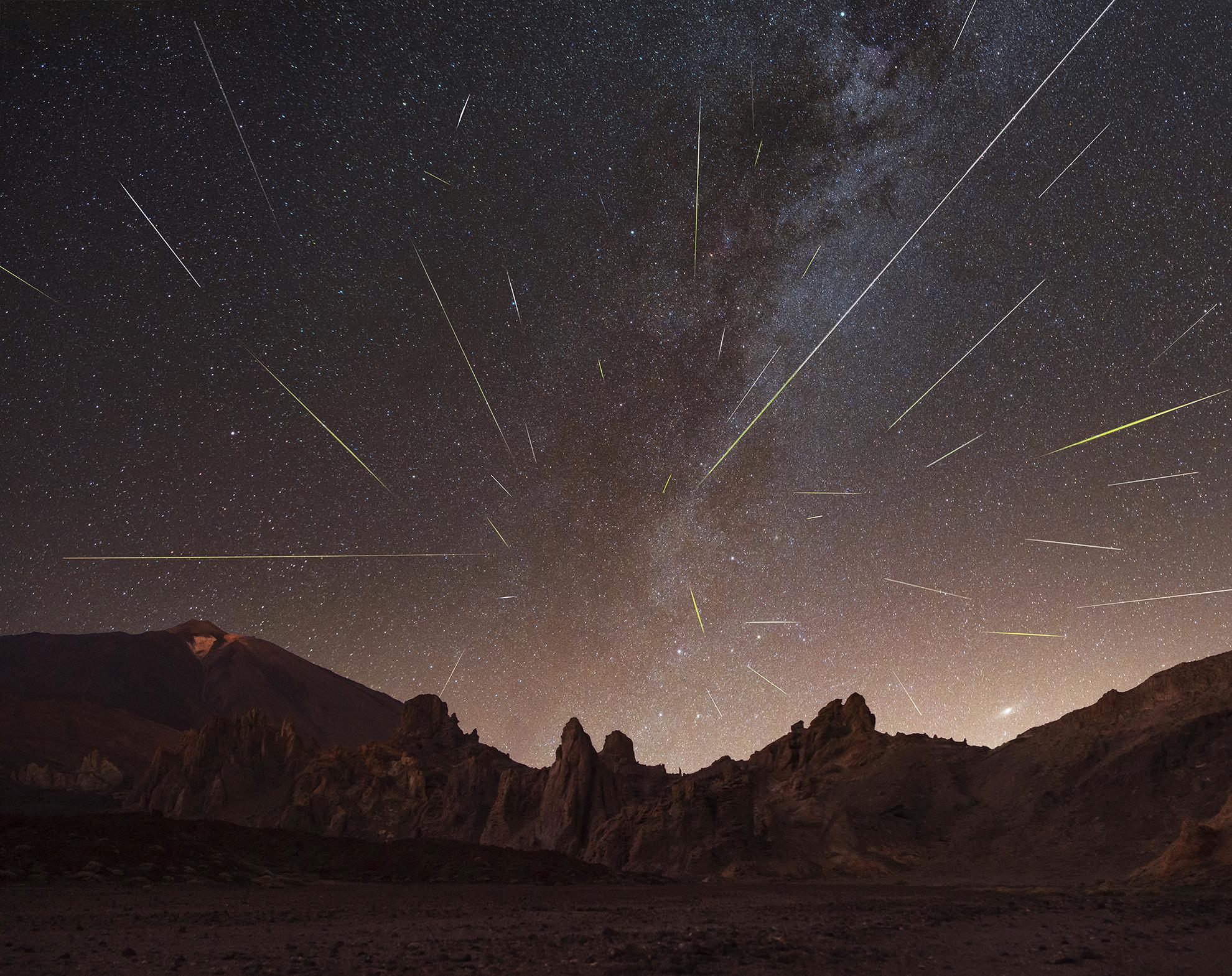 Perseids Meteor Shower 2020 Panorama / Blend Roques de García / Tenerife r/LongExposurePics