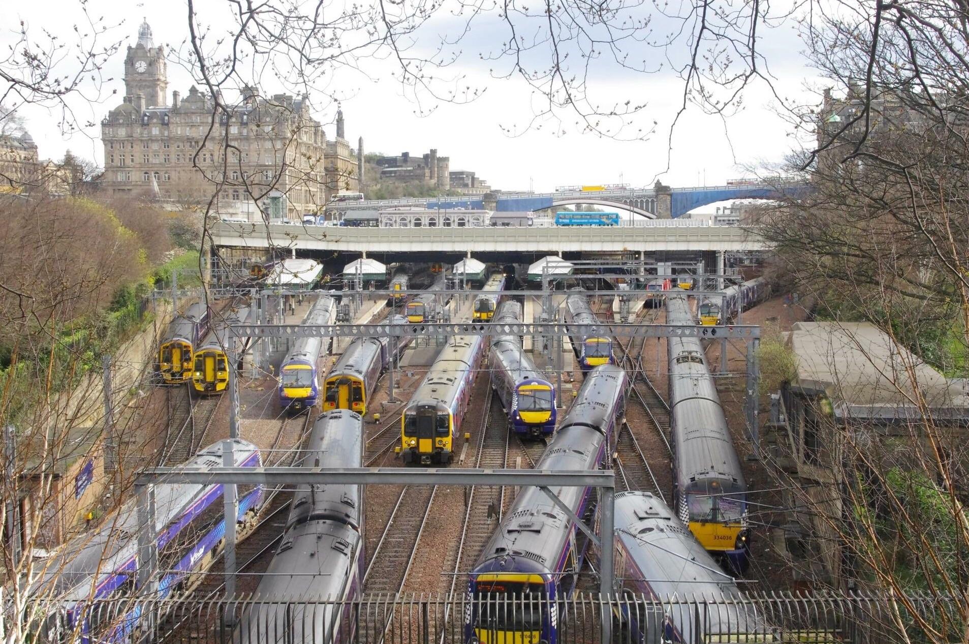 A busy Edinburgh Waverley Station [OC] r/trains