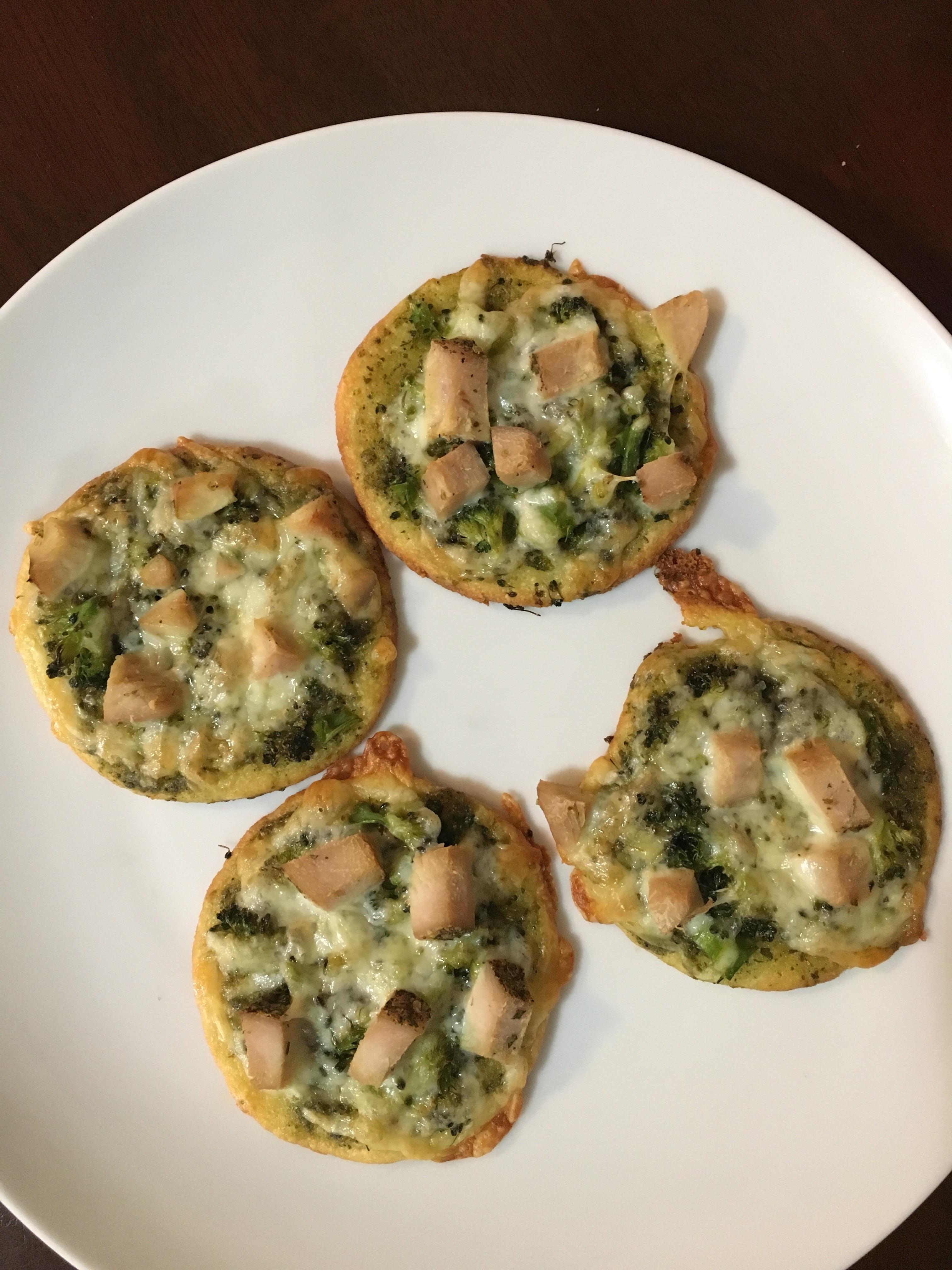 Mini broccoli, chicken, pesto pizzas r/Keto_Food