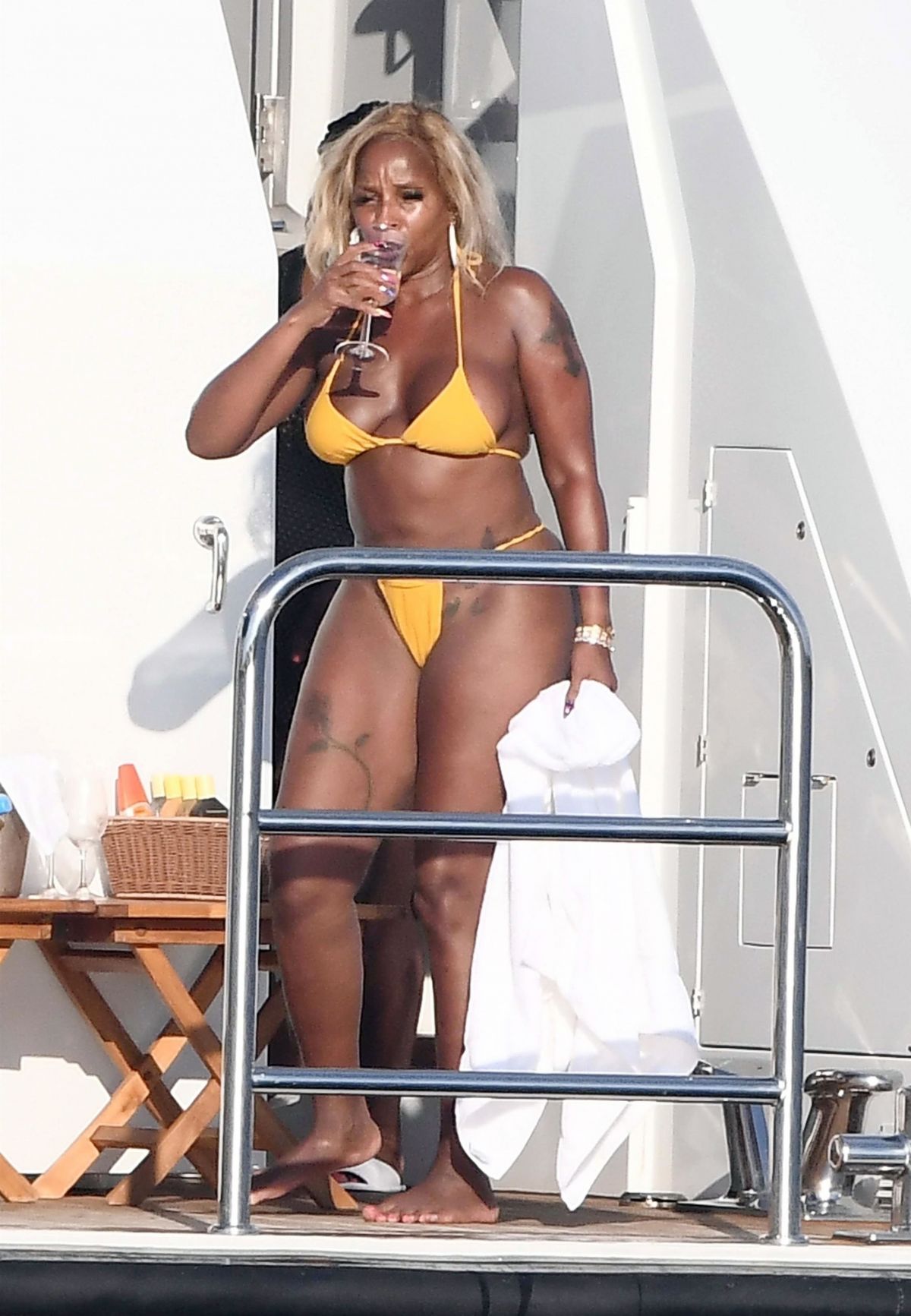 Mary J Blige Bikini Booty
