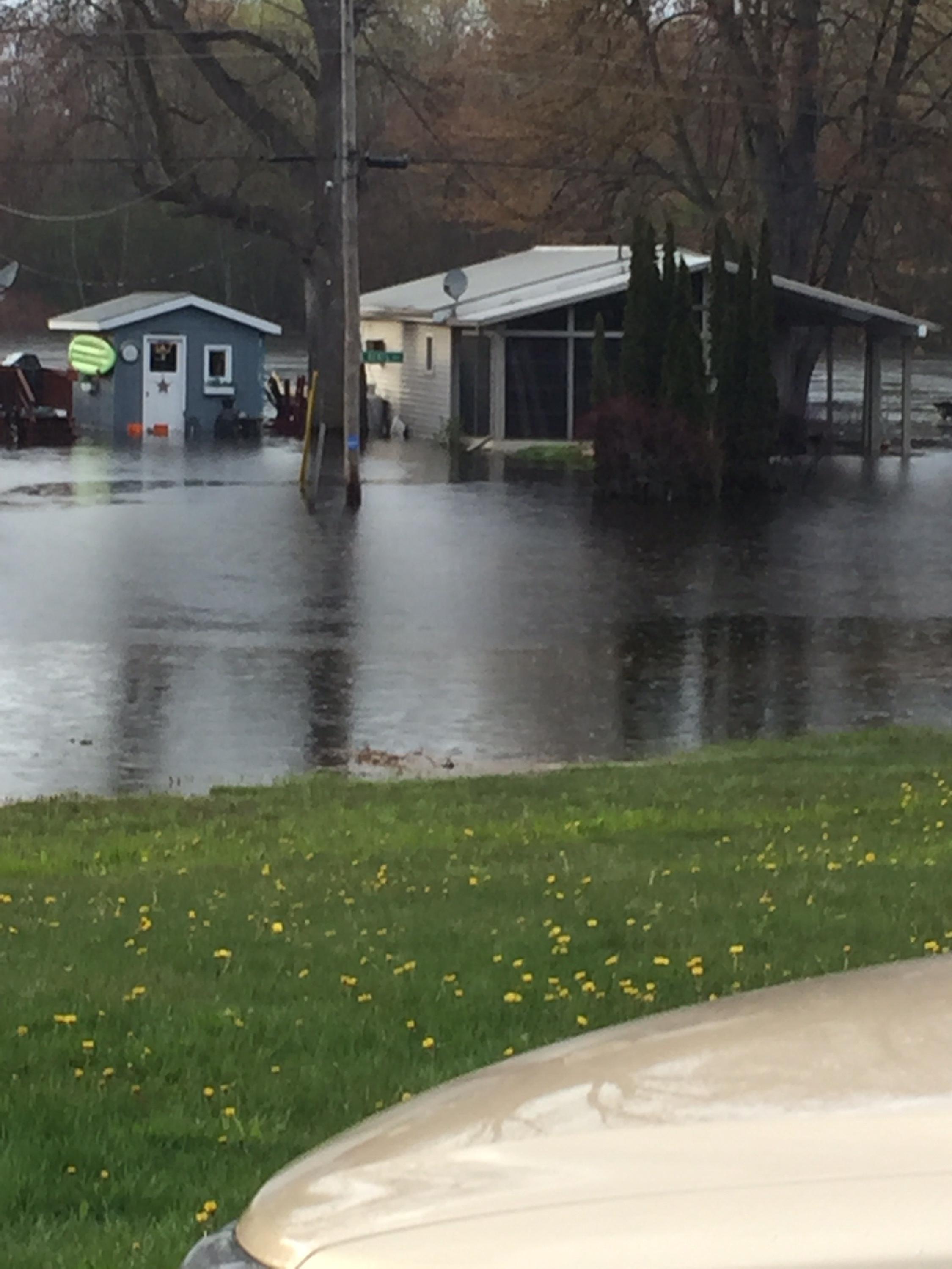 Homes in flood zone along the Otonabee River, Ontario r/pics