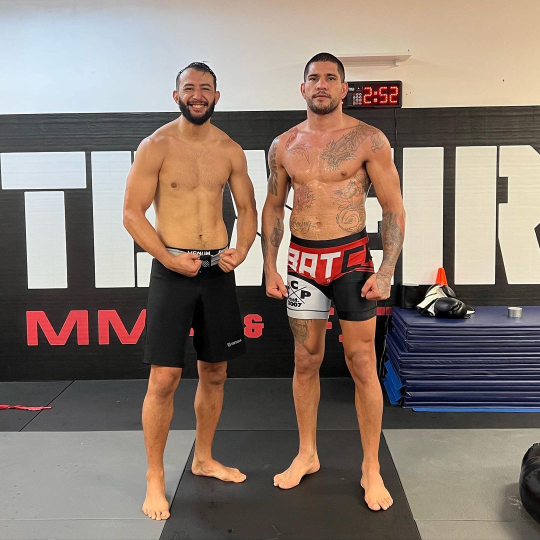 Alex Pereira (MW) looking reasonably bigger than Dominick Reyes (LHW