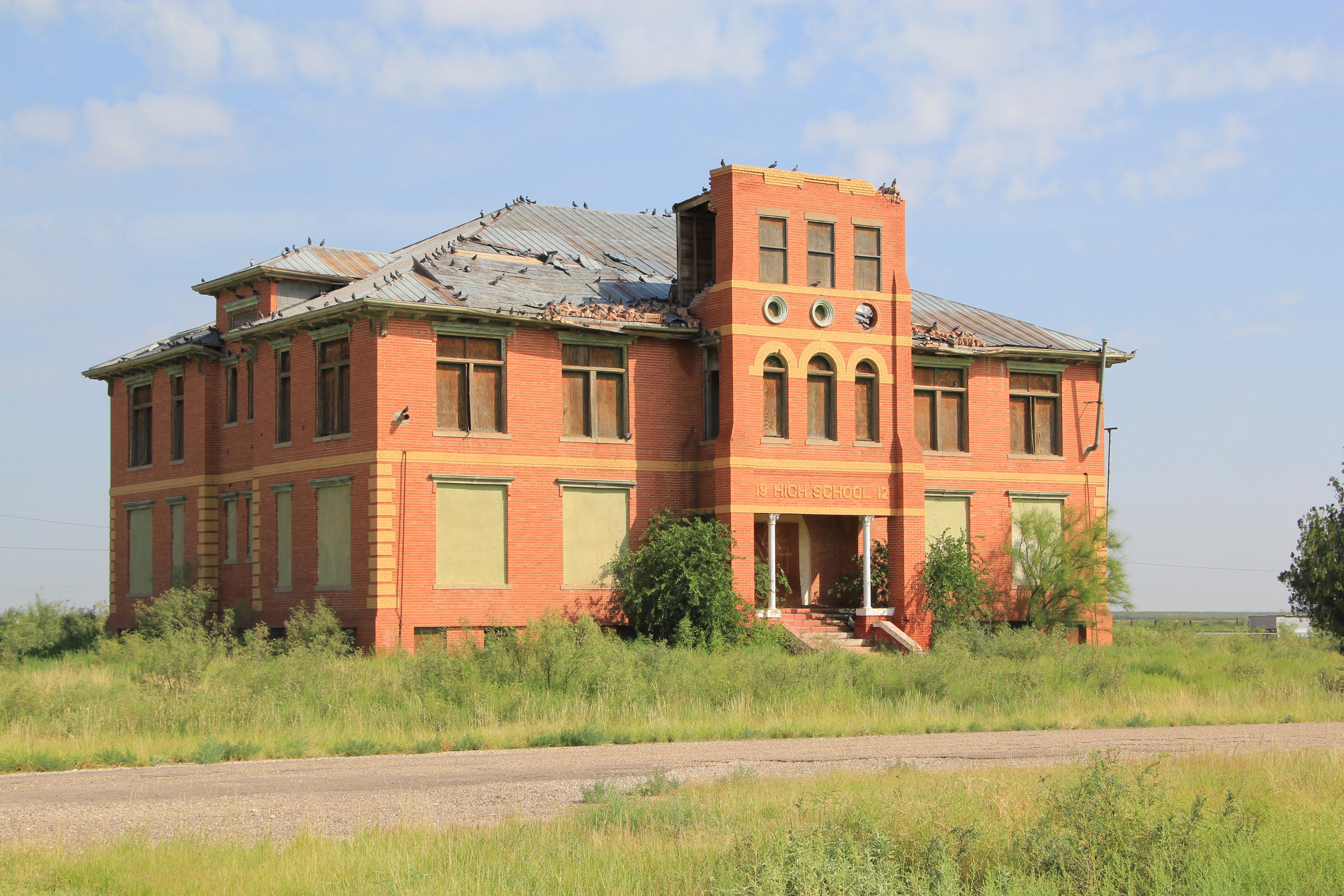Abandoned high school in West Texas (Toyha) [OC] r/AbandonedPorn