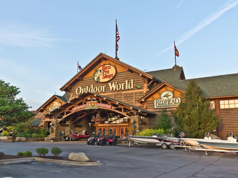 Commercial Client Bass Pro Shops & Avis r/PLTR