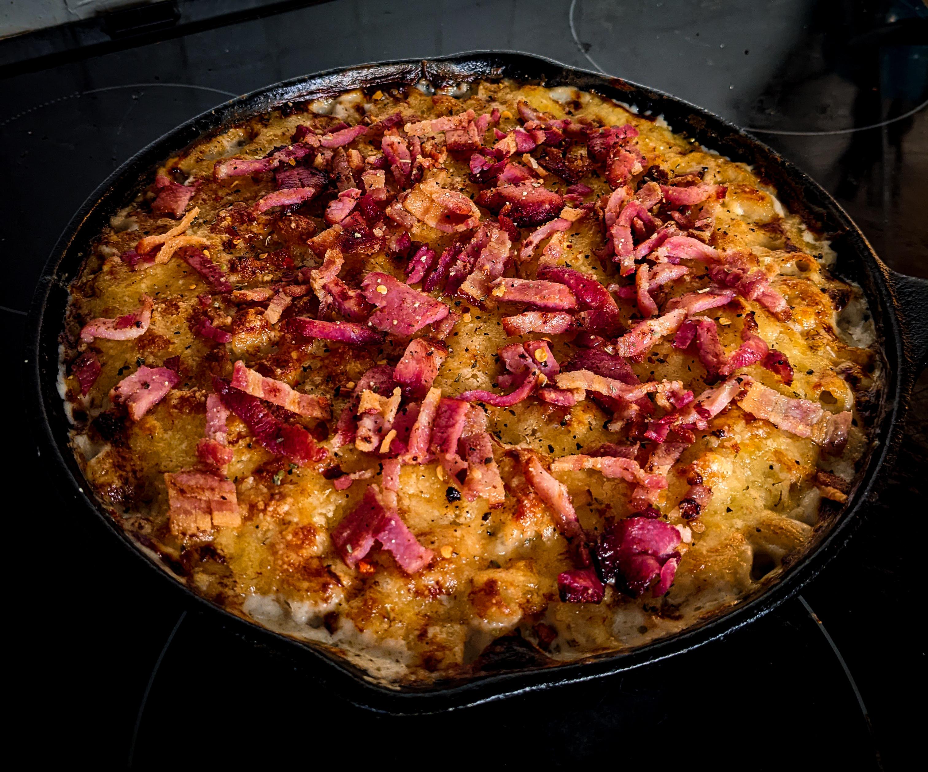 Skillet bacon Mac and cheese [OC] r/FoodPorn