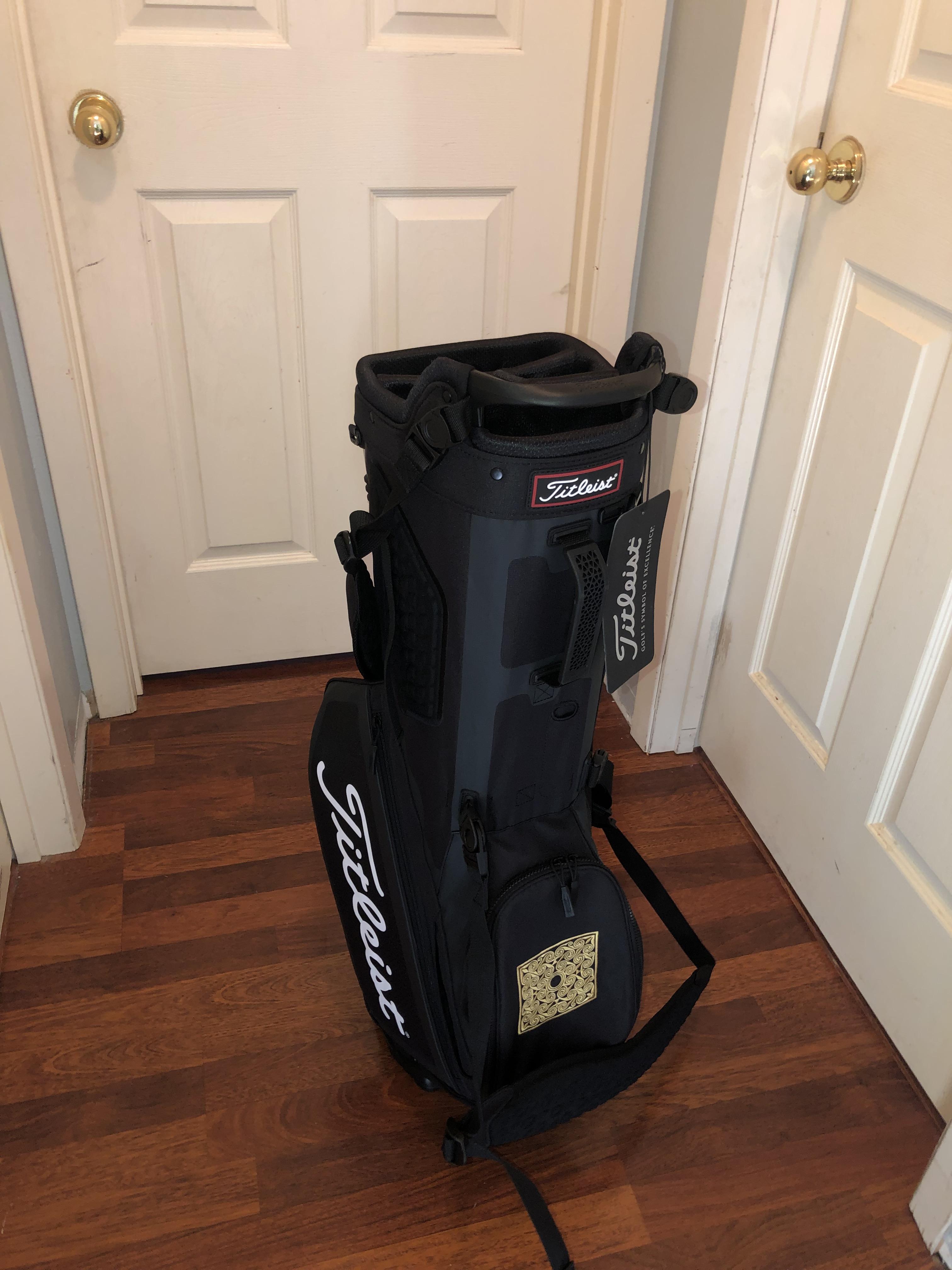 Just received the golf bag that u/Michael_Sams_bf gave away on this sub