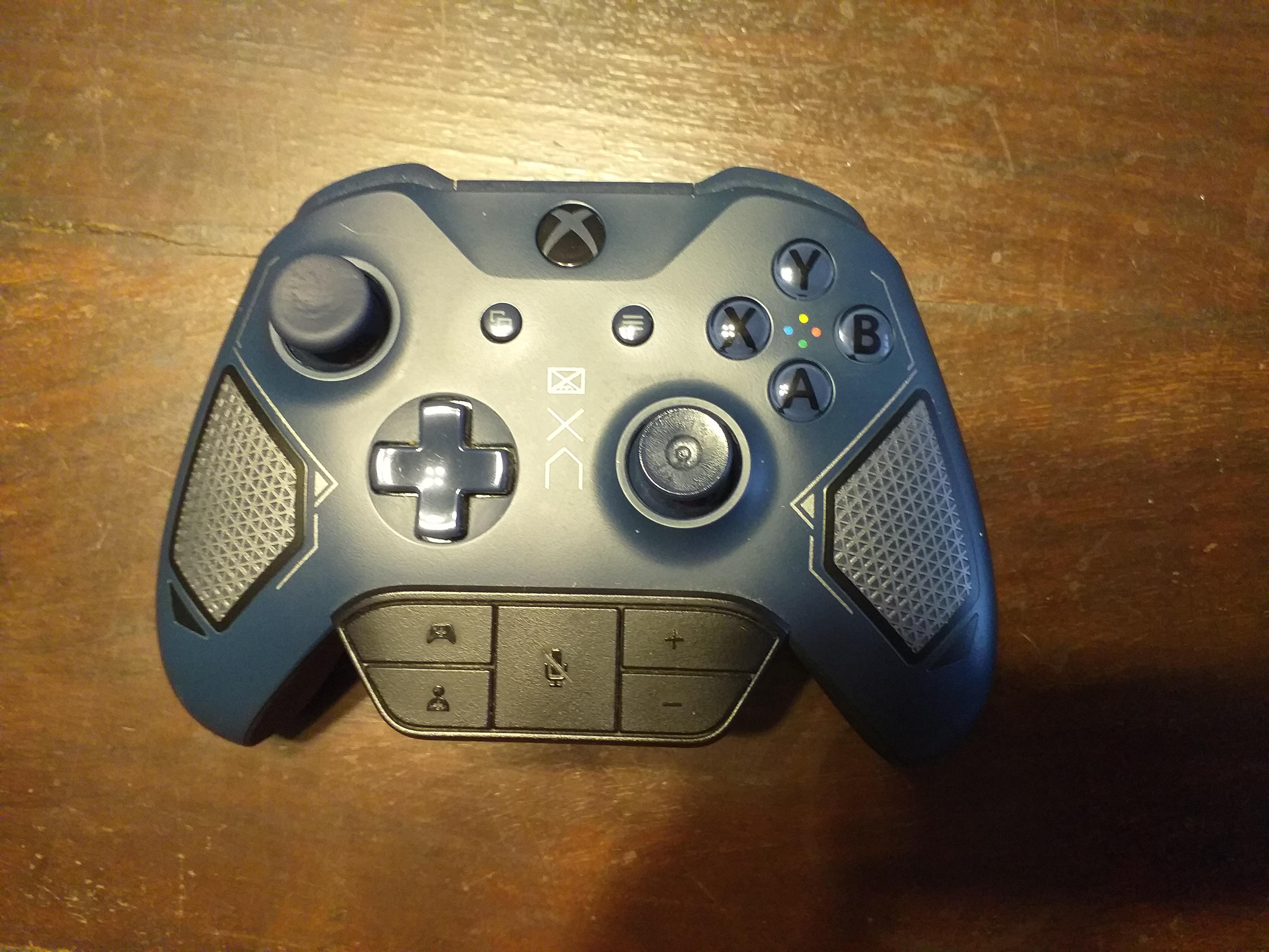 The rubber bit from the right thumbstick of my controller got ripped